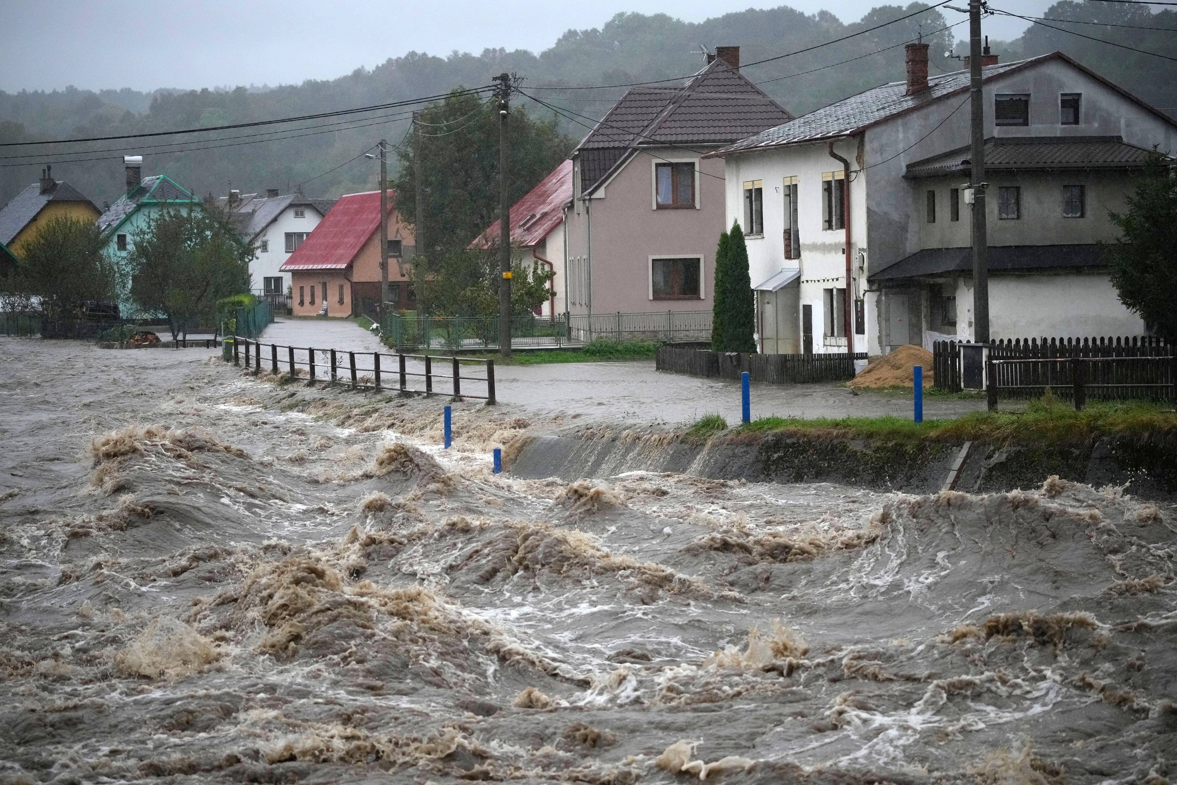 Höga vattenflöden i Mikulovice i Tjeckien. Foto: Petr David Josek/AP/TT