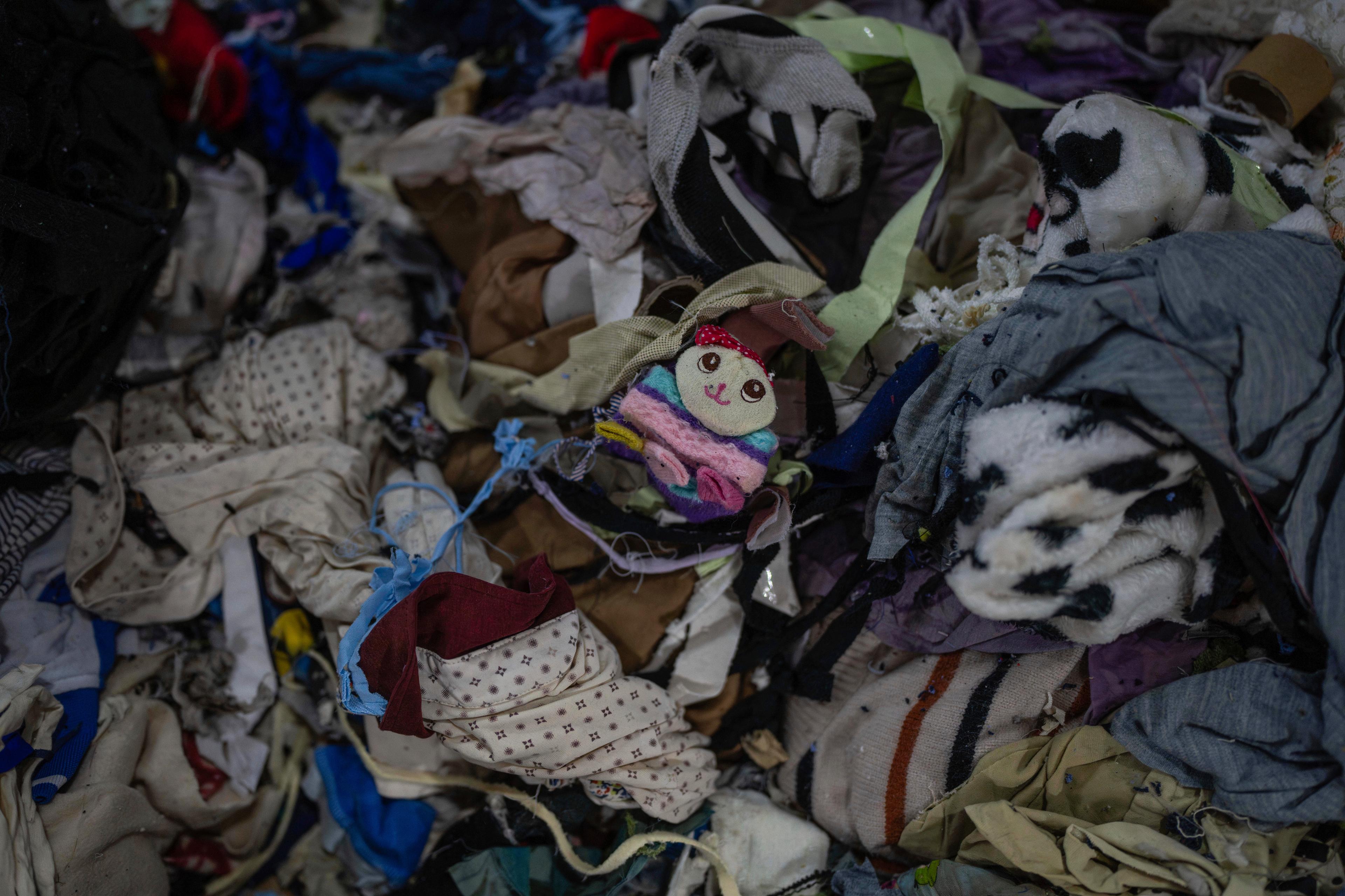 Kläder och hemtextil ska kastas separat från årsskiftet. Arkivbild. Foto: Ng Han Guan/AP/TT