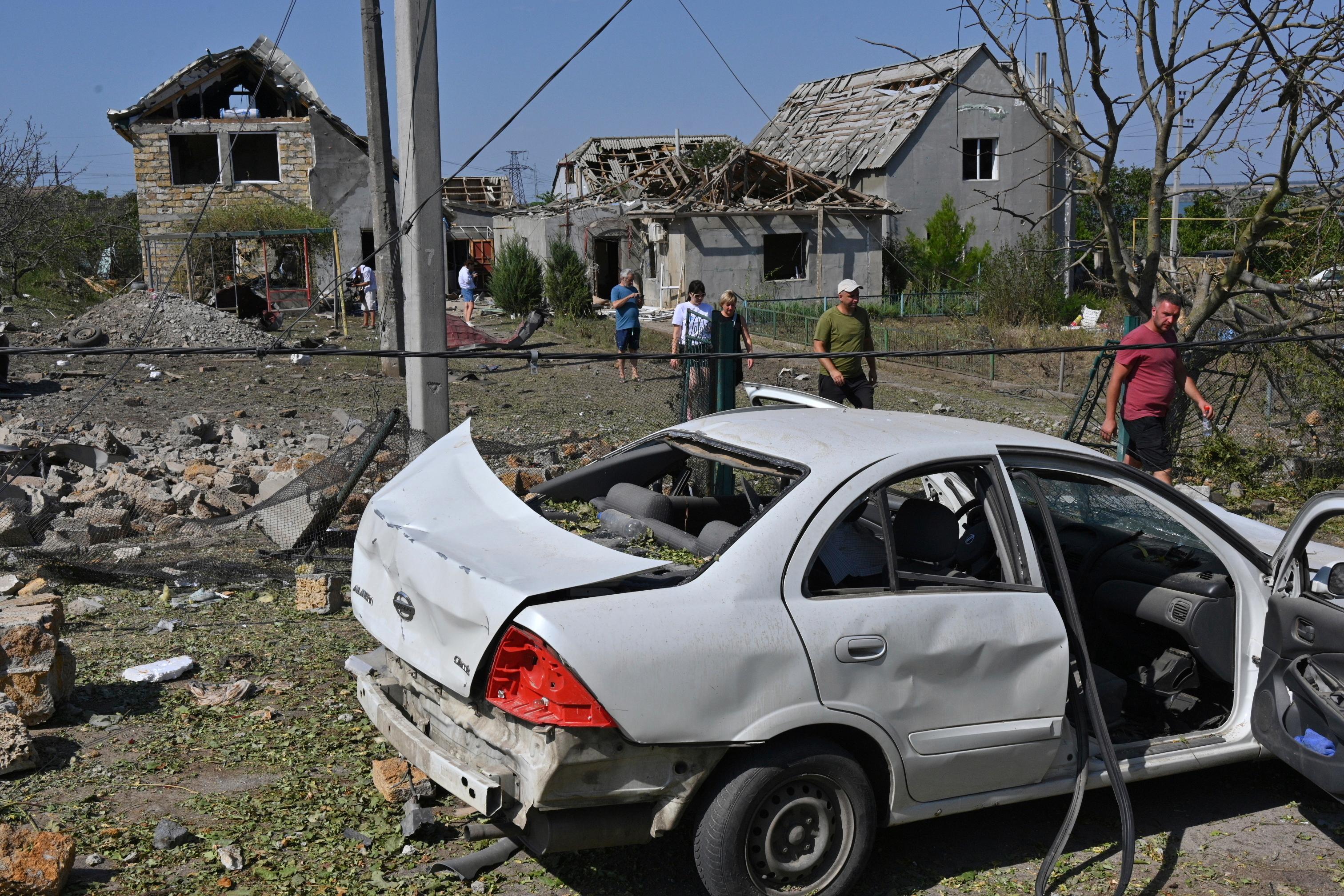 Bybor inspekterar skadorna efter en tidigare rysk attack mot Odessaregionen. Bild tagen den 26 augusti. Foto: Michael Shtekel/AP/TT