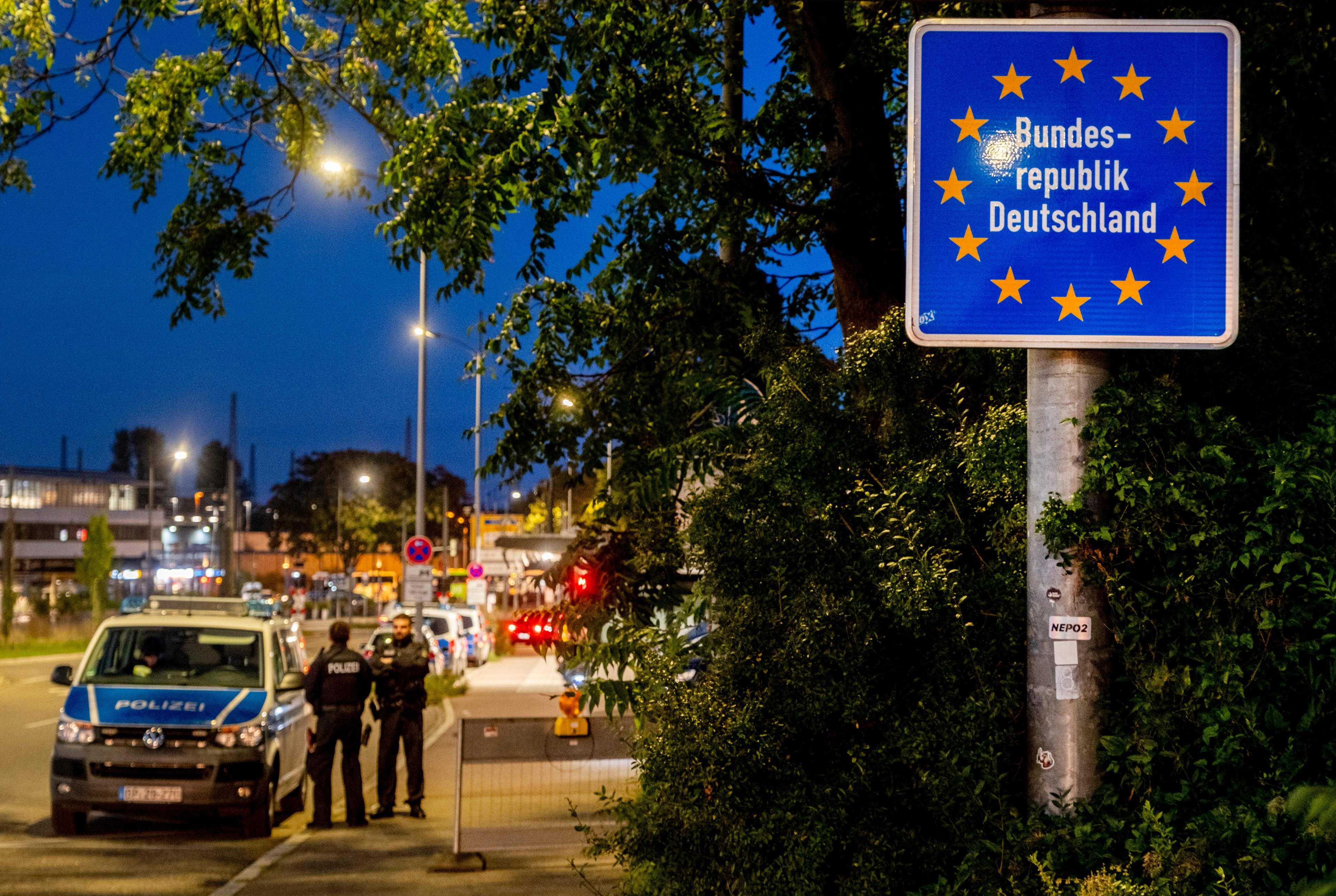 Tyska poliser vid gränsen mellan Tyskland och Frankrike. Arkivfoto. Foto: Michael Probst/AP/TT