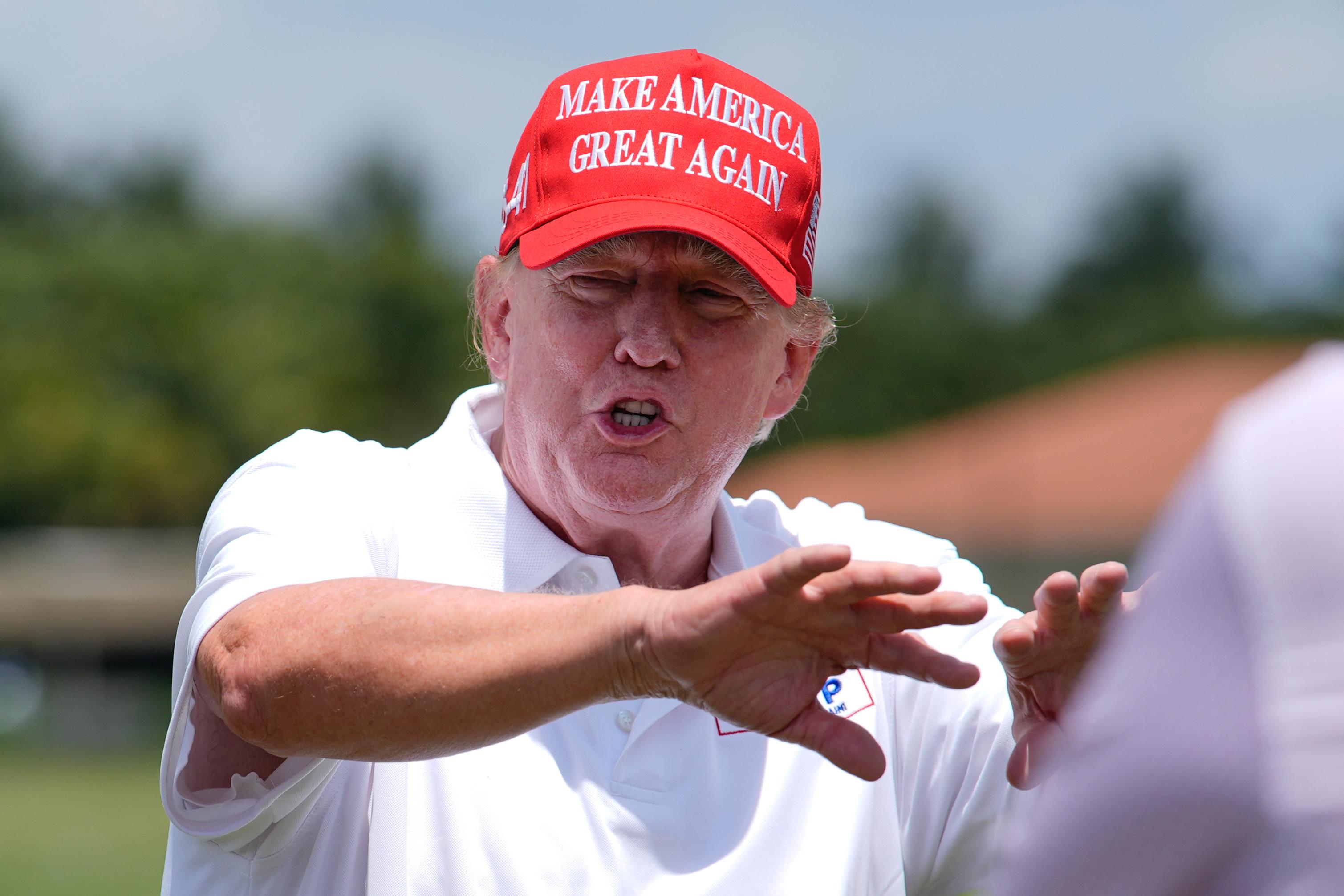 Republikanernas presidentkandidat Donald Trump fotograferad under en golftur i Florida i våras. Arkivbild. Foto: Rebecca Blackwell/AP/TT