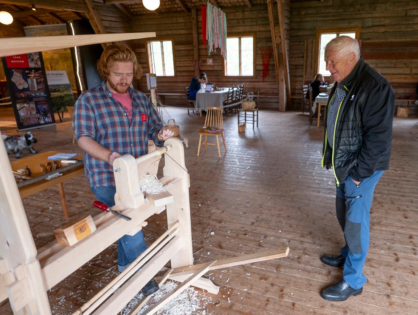 Svegsvarven drivs med en pedal. Den är inte helt lättmanövrerad då man måste hålla takten med foten samtidigt som man svarvar. Foto: Per Torgén