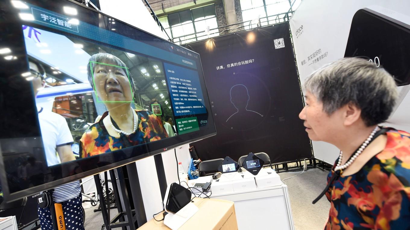 Ansiktsigenkänningsteknik demonstreras vid en teknikfestival i Hangzhou. Det nya digitala certifikatet i Kina kombinerar olika sorters information, bland annat biometriska data.
Foto: STR/AFP VIA Getty Images