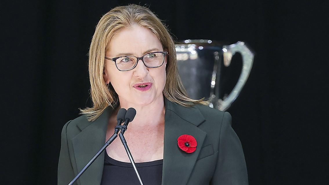 Jacinta Allan talar under minnesstunden för Ron Barassi på Melbourne Cricket Ground den 10 november 2023. Foto: Asanka Ratnayake/Getty Images