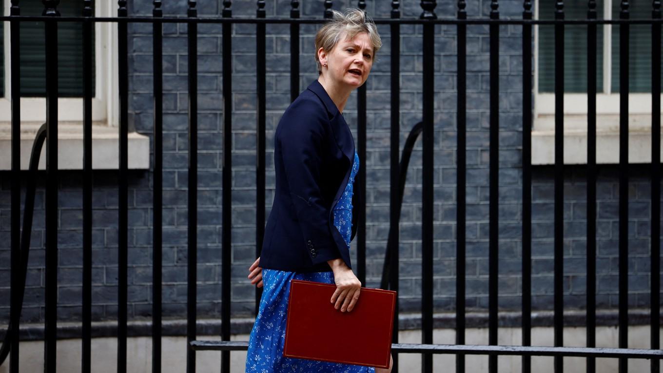 Storbritanniens inrikesminister Yvette Cooper utanför Downing Street 10 i London den 6 augusti. Foto: Benjamin Cremel/AFP via Getty Images