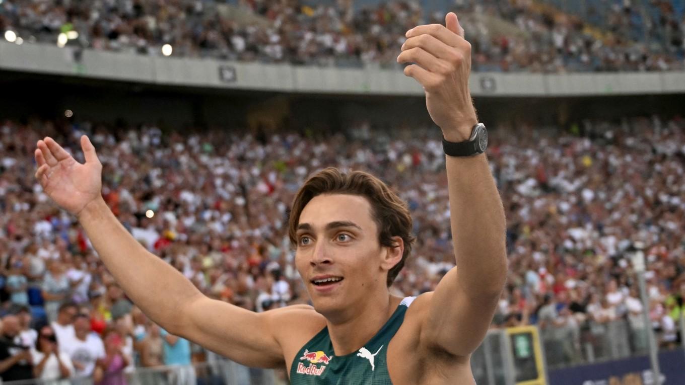 Armand Duplantis efter sitt världsrekord i stavhopp på 6,26 i Chorzów. Men nu är det en annan gren som gäller: duellen på 100 meter mot norske Karsten Warholm. Foto: Sergej Gapon/AFP/Getty Images