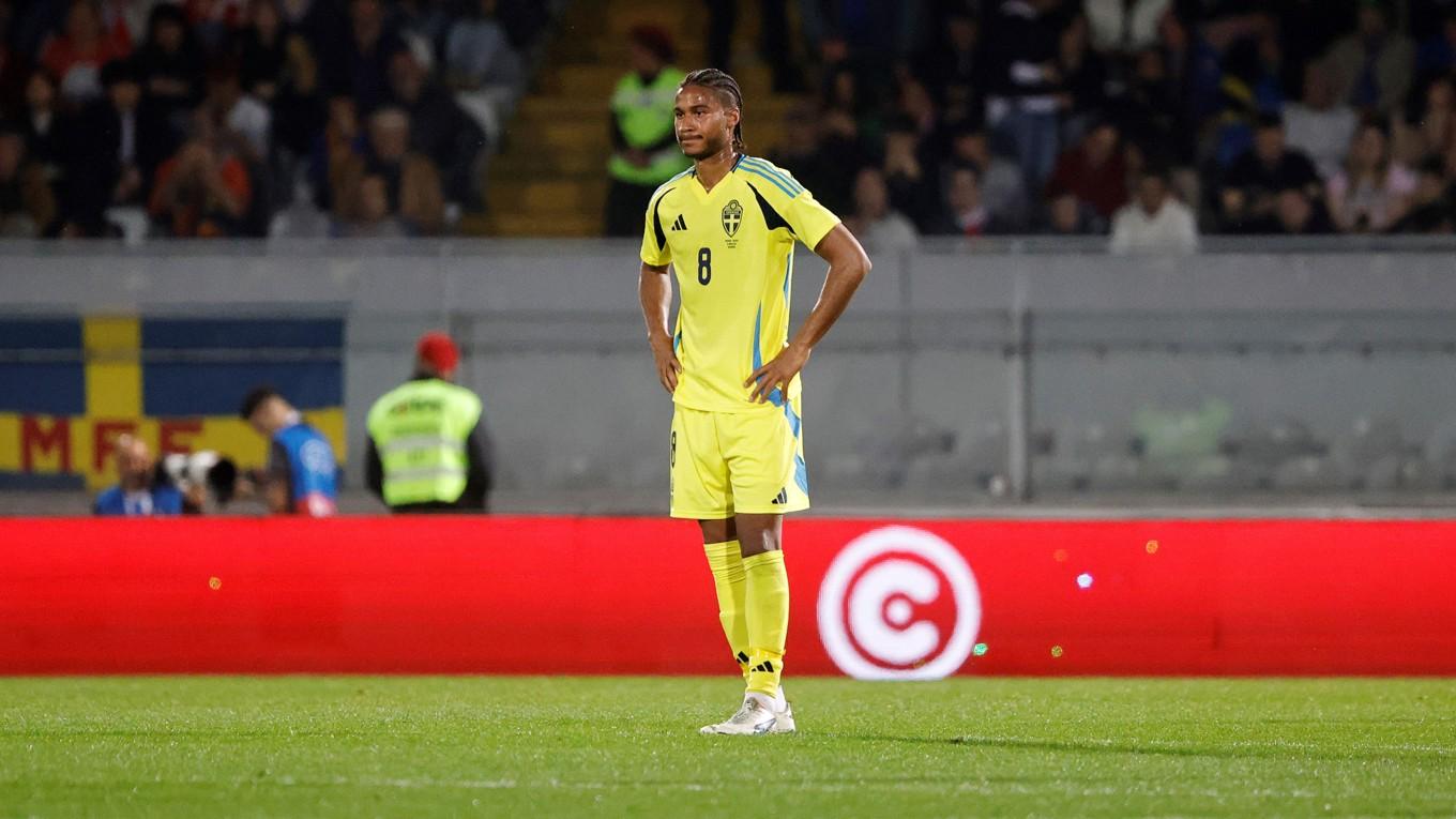 Jens Cajuste, Ipswich Town. Cajuste har en något annorlunda fotbollsbakgrund. Han flyttade med sin familj till Kina när han var sex år och började spela fotboll i Sports Beijing. Efter fyra år i Kina återvände hans familj till Sverige och Göteborg. Som tioåring började han i Örgryte. Han spelade där tills han värvades av Midtjylland 2018. Född: 10 augusti 1999 Marknadsvärde: 110 miljoner kronor Klubbar: Örgryte, FC Midtjylland, Reims, Napoli, Ipswich Town. Foto: Stefan Jerrevång/TT