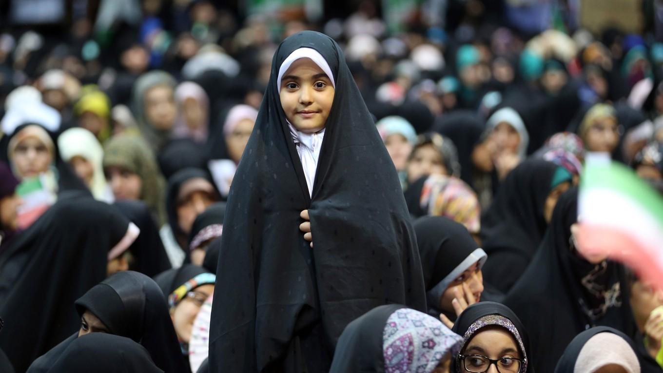 Iransk flicka i hijab. Skribenterna menar att de som vill bli en del av den svenska samhällsgemenskapen bör uppmuntras att ta avstånd från hijab. Foto: AFP via Getty Images