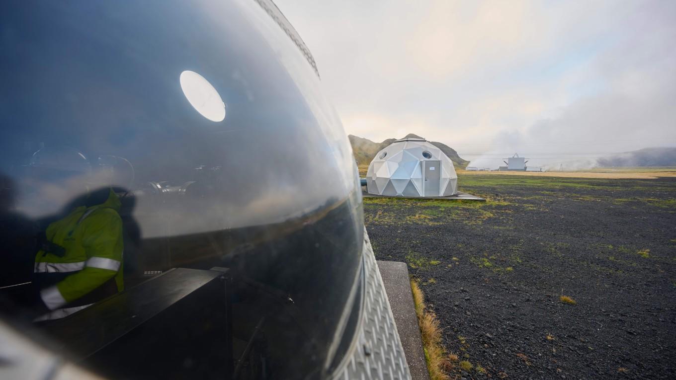 På Island suger man koldioxid ur luften och lagrar i marken. Är det en bra idé, och bör svenska skattepengar gå till detta? Foto: Halldor Kolbeins/AFP via Getty Images