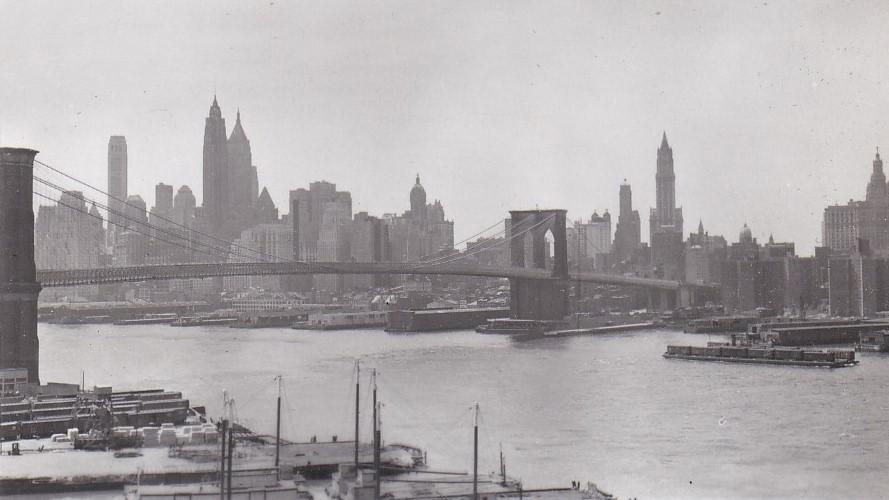 Brooklyn Bridge omkring 1950, då händelserna i boken ”Brooklyn” utspelar sig. Foto: Public Domain