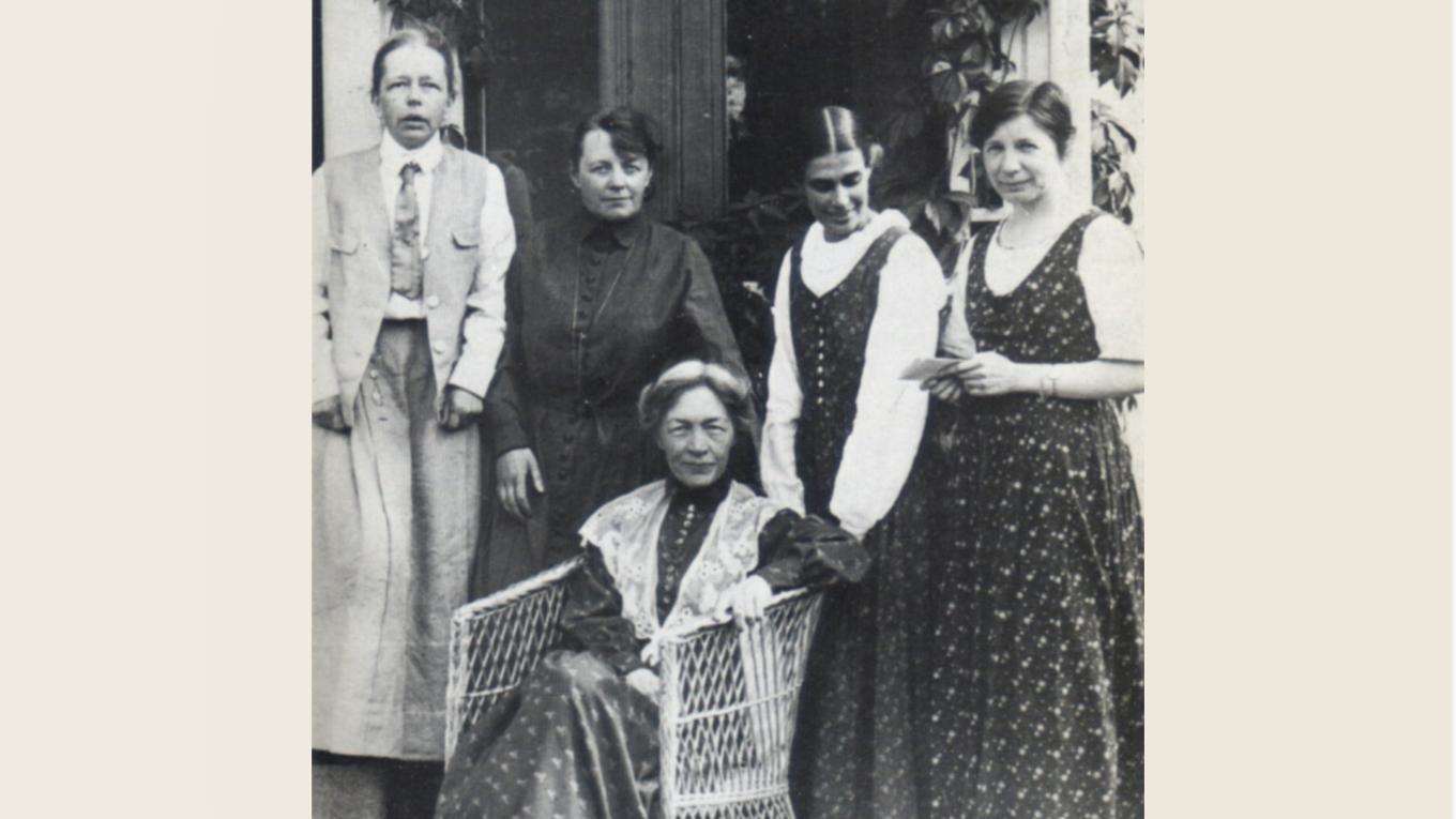 Fogelstadsgruppen bildades 1921. Här den inre kretsen med Elisabeth Tamm, Ada Nilsson, Kerstin Hesselgren (sittande), Honorine Hermelin och Elin Wägner. Foto: Public Domain