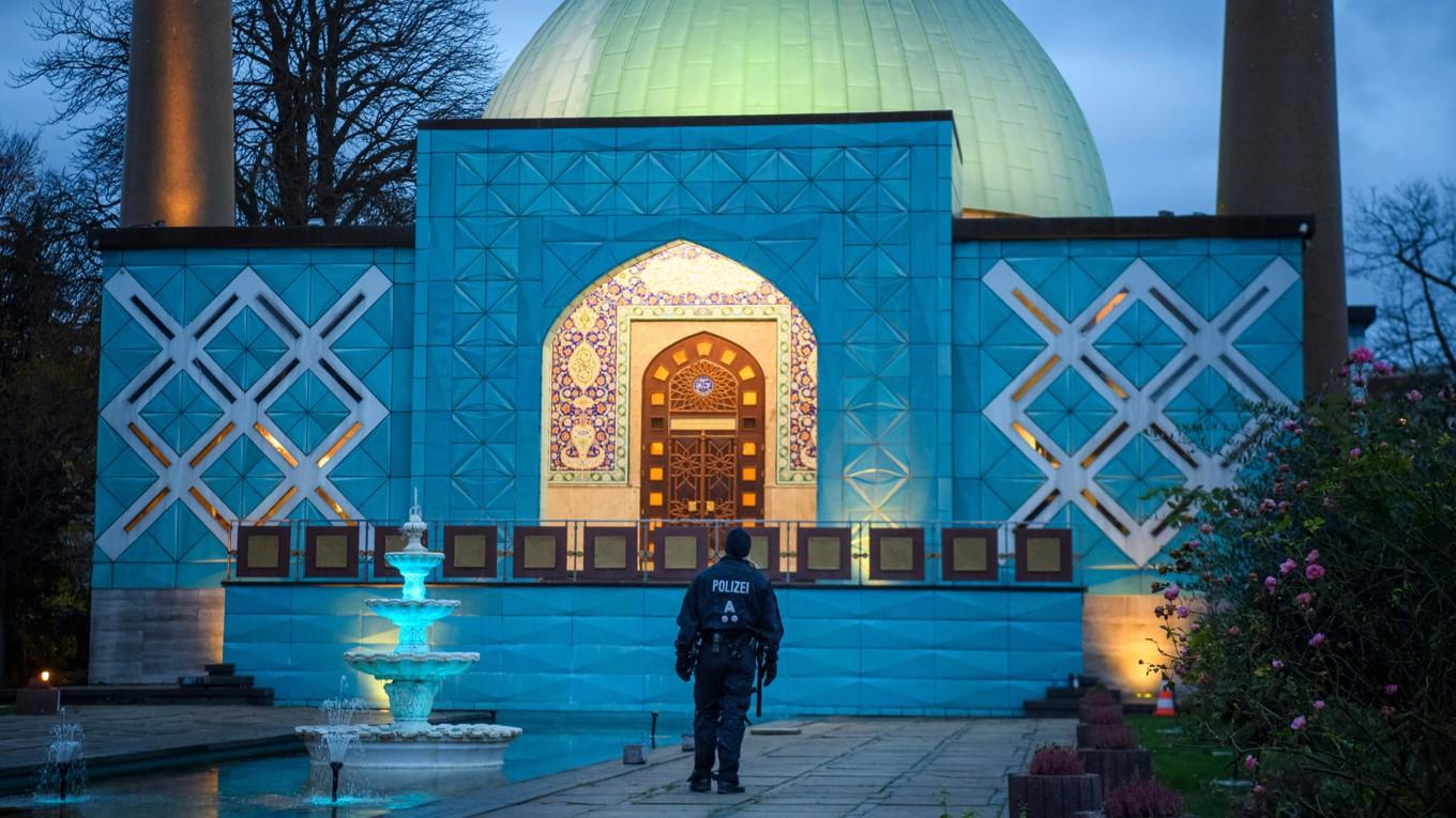 En tysk polisman utanför Islamic Center Hamburg (IZH) efter att man gjort ett tillslag den 16 november 2023. Foto: Gregor Fischer/Getty Images