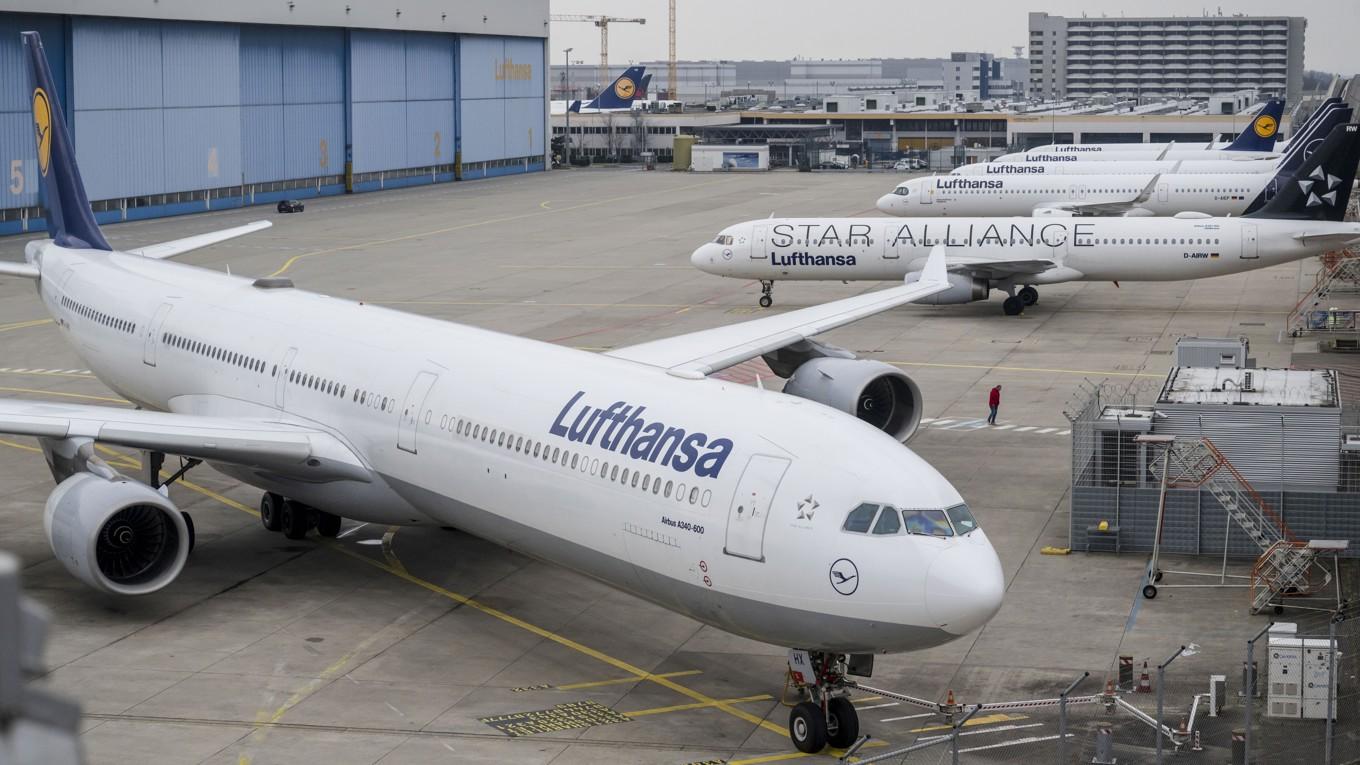 Klimataktivister stoppades av polis på Hamburgs flygplats. Foto: Thomas Lohnes/Getty Images