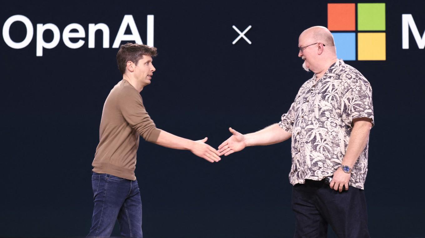 Sam Altman, vd för Open AI, skakar hand med Microsofts Kevin Scott, i Seattle den 21 maj. Microsoft och Open AI är två företag som tjänar på AI-boomen. Foto: Jason Redmond/AFP via Getty Images