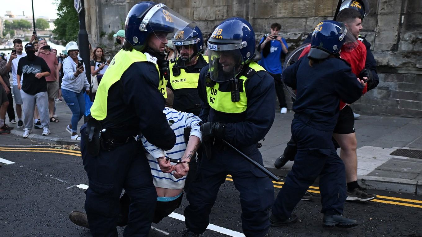 Polis omhändertar en person i Bristol den 3 augusti i samband med ”Nog är nog”-demonstrationer som hölls runt om i Storbritannien efter det uppmärksammade knivdådet i Southport där tre flickor dödades och flera skadades. Foto: Justin Tallis/AFP via Getty Images