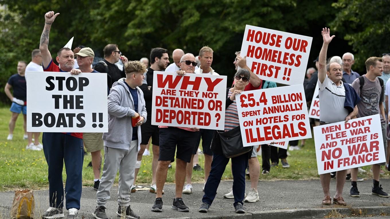 Demonstranter protesterar i Aldershot i Storbritannien den 4 augusti efter att tre flickor dödade i ett knivdåd. Den misstänkte är en 17-årig man som är född i England med föräldrar från Rwanda. Foto: Justin Tallis/AFP via Getty Images