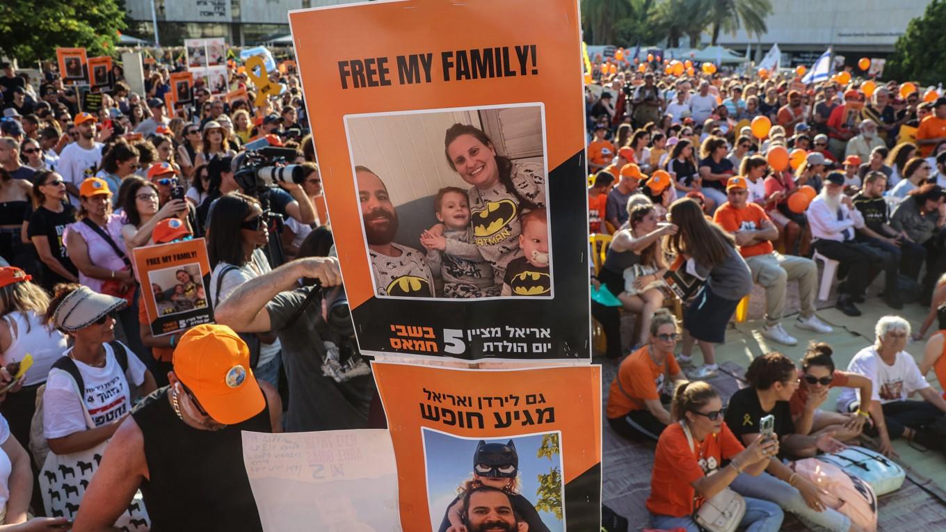 Demonstrationer i Tel Aviv den 5 augusti för att gisslan efter attackerna den 7 oktober ska släppas. Över 100 hålls enligt uppgift fortfarande av Hamas. Foto: Gil Cohen-Magen/AFP via Getty Images