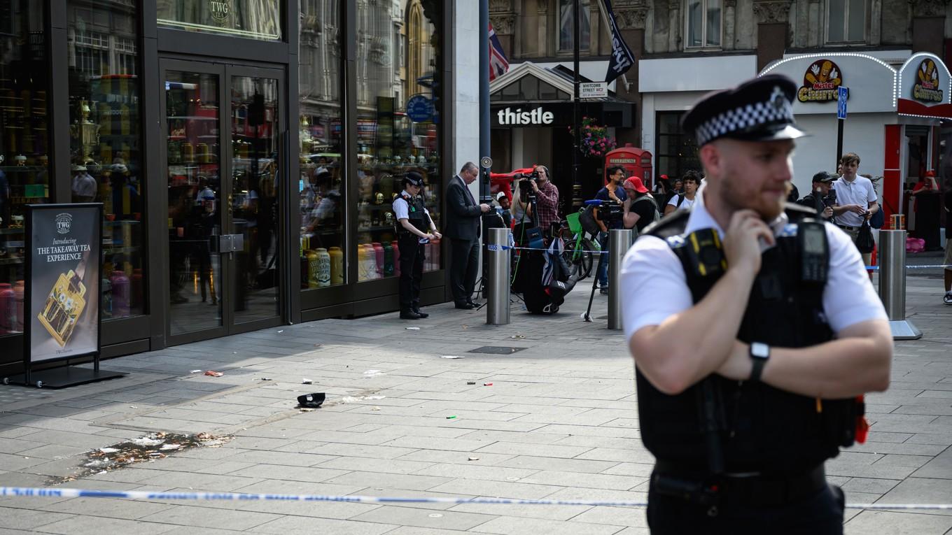 En polisman står vid ett avspärrat område efter ett knivdåd på Leicester Square i London den 12 augusti. Foto: Leon Neal/Getty Images