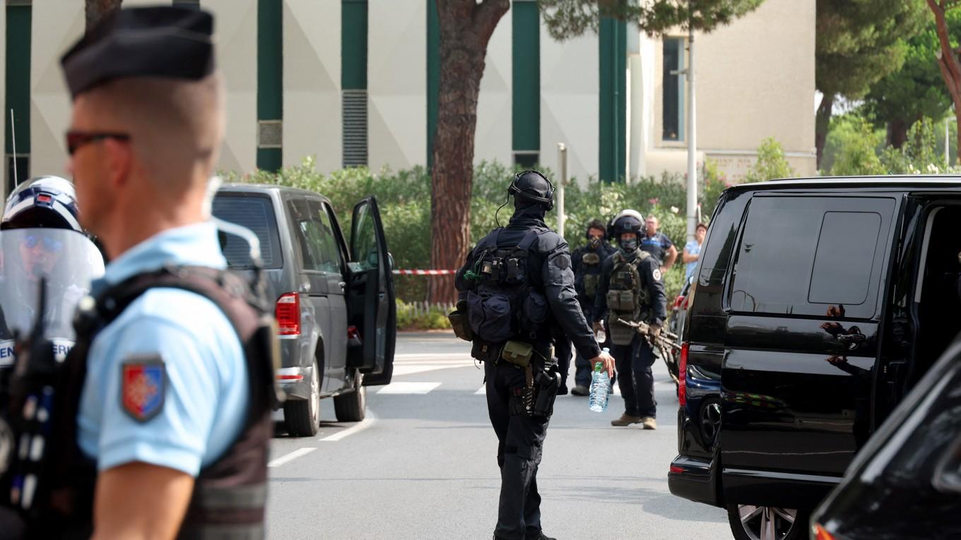 Polis utanför en synagoga i La Grande-Motte i södra Frankrike efter en bilbrand och en explosion den 24 augusti. Foto: Pascal Guyot/AFP via Getty Images