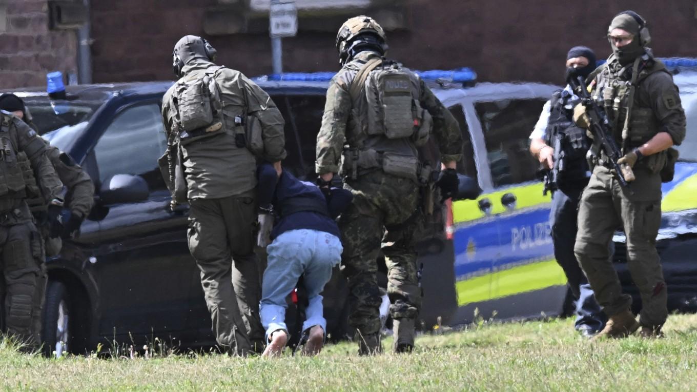 Specialpolis för i väg den man som misstänks för den dödliga knivattacken i Solingen i Tyskland. Tre personer dödades och åtta skadades. Terrororganisationen IS har tagit på sig dådet. Foto: Thomas Kienzle/AFP via Getty Images