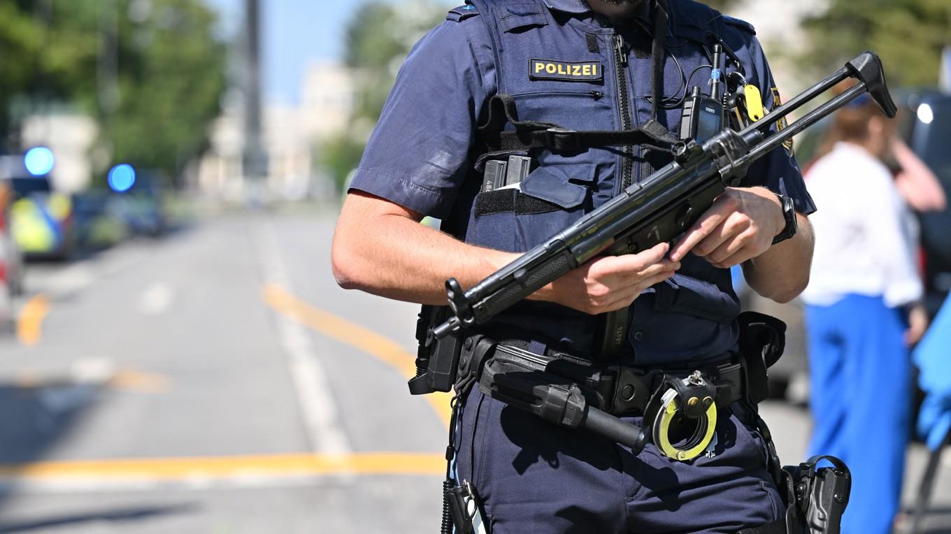 En polisman i München de 5 september efter att polis sköt ihjäl en beväpnad man i närheten av det israeliska konsulatet. Foto: Lukas Barth-Tuttas/AFP via Getty Images