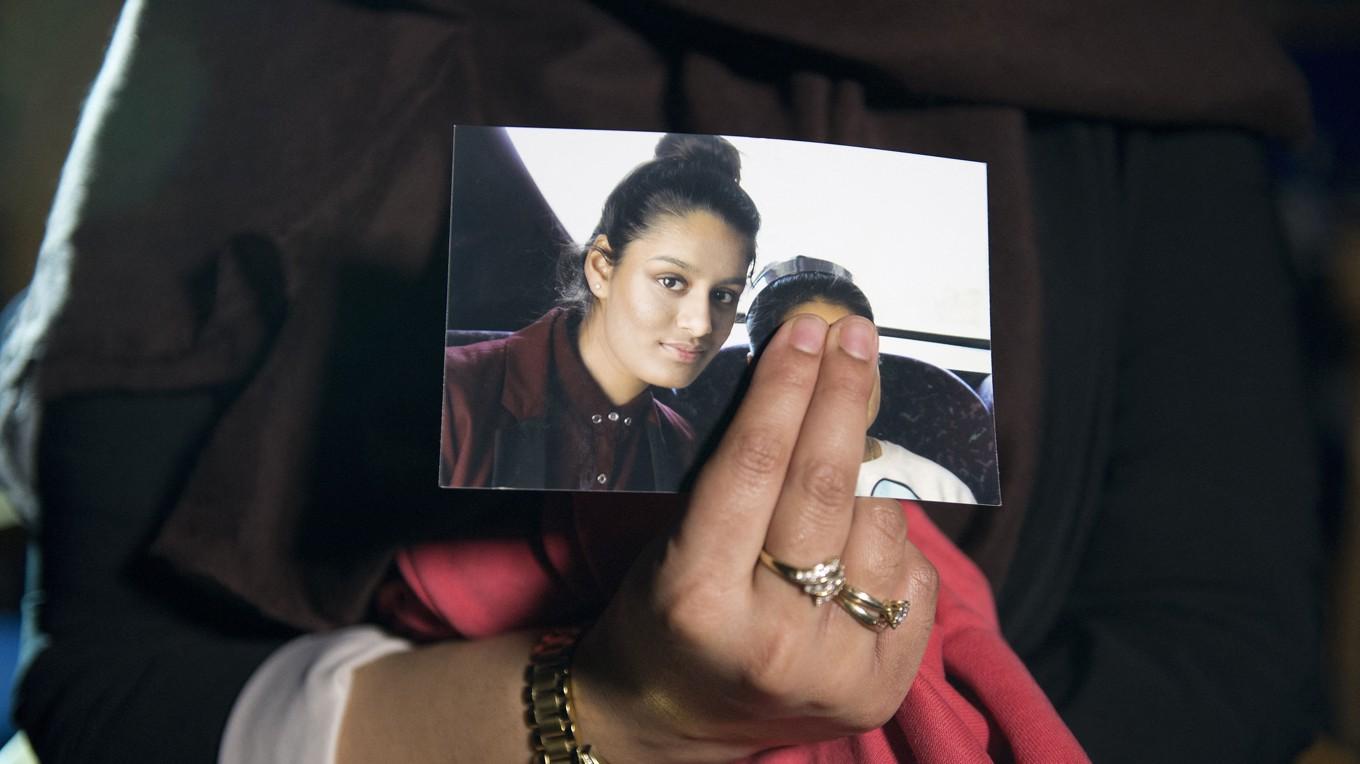 På fotot som hålls upp ser man Shamima Begum som anslöt sig till terrororganisationen IS i Syrien. Foto: Laura Lean/POOL/AFP via Getty Images