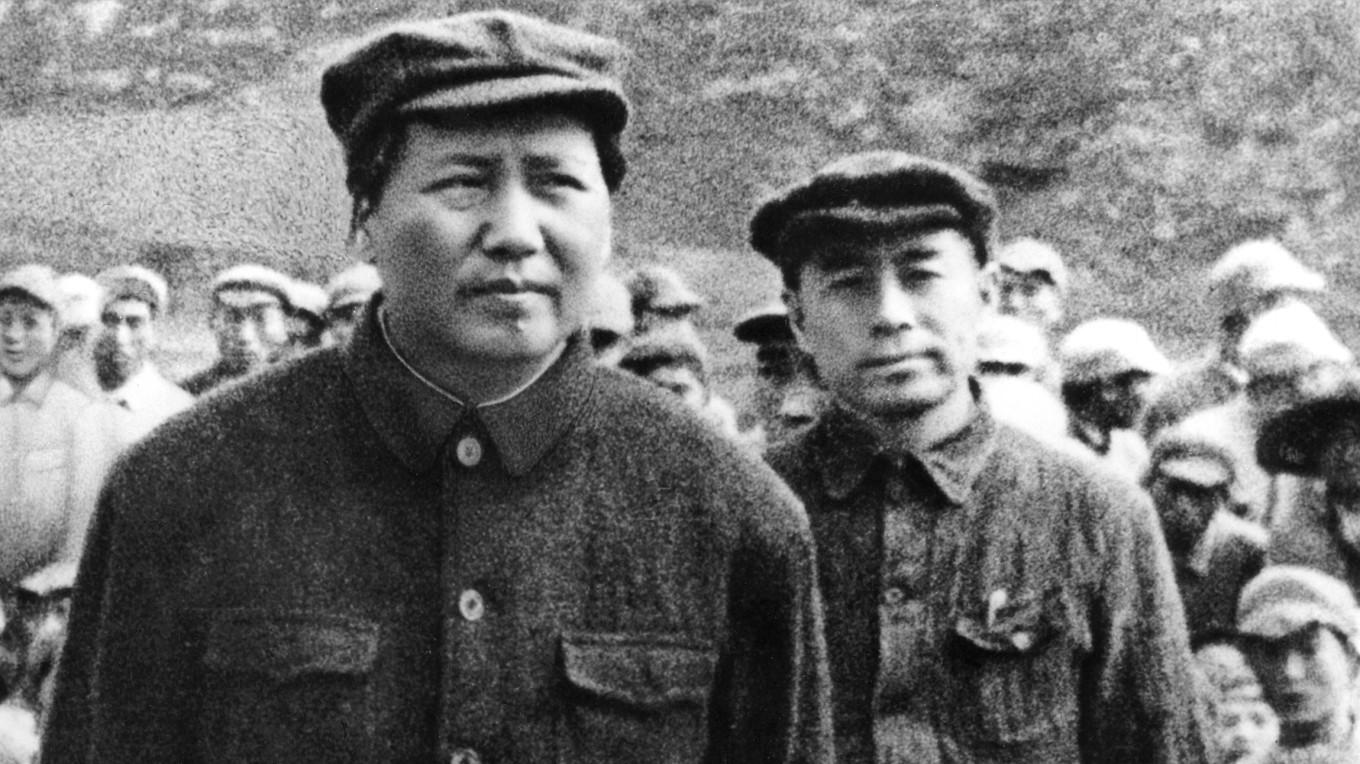 Zhou Enlai (höger), där han kom att befinna sig, strax bakom den store ordföranden, Mao Zedong. Bilden är från 1945. Foto: AFP via Getty Images