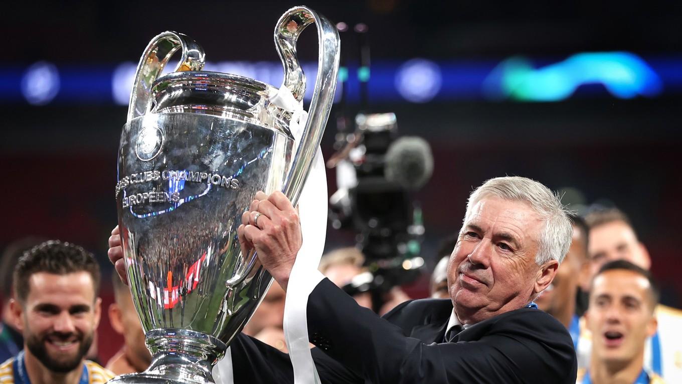 Real Madrid har vunnit Champions League sex gånger de senaste elva åren. Här tränaren Carlo Ancelotti med bucklan efter vårens finalseger. Foto: Alex Pantling/Getty Images