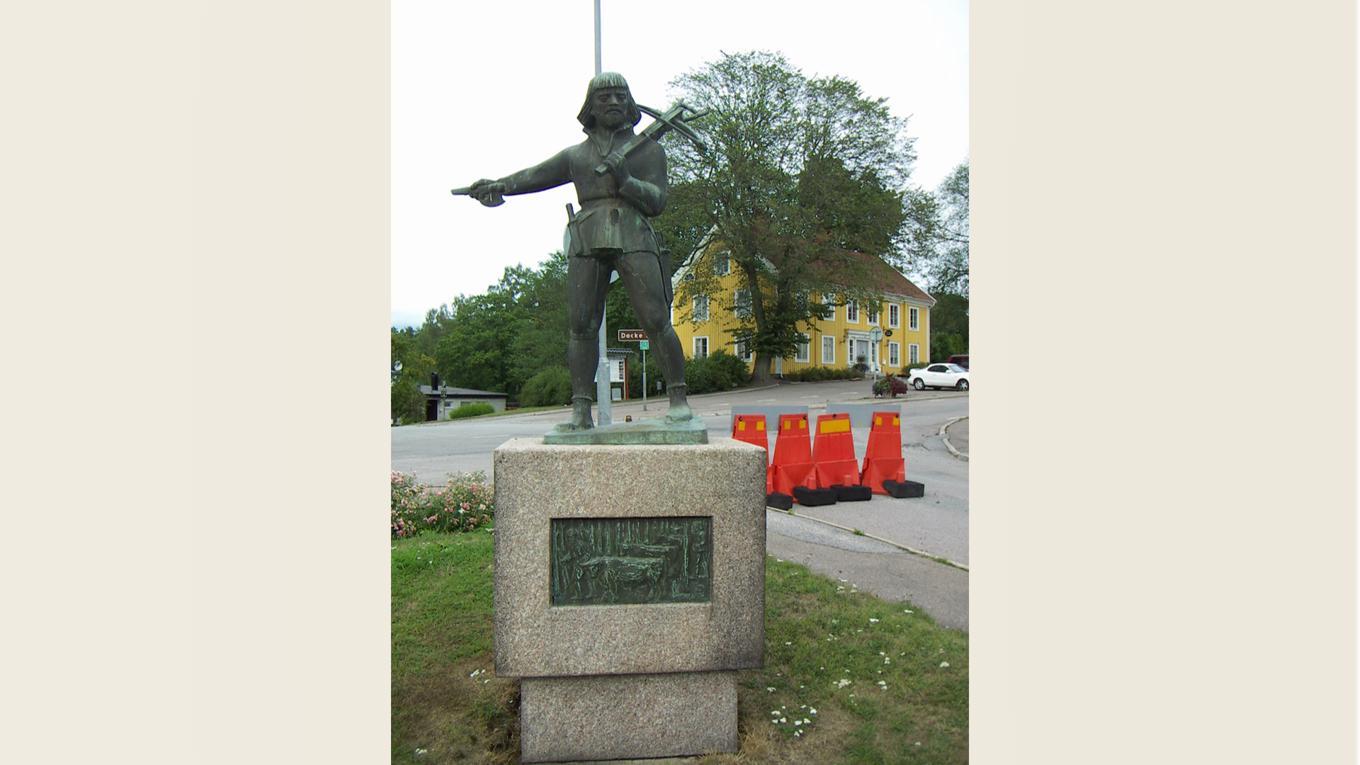 Staty av Nils Dacke i småländska Virserum, från 1956, av Arvid Källstrom. Dackefejden var det sista stora landsbygdsupproret i Sverige.   Foto: Public Domain