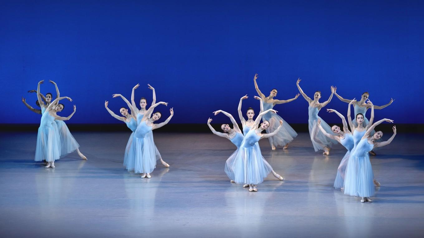 I Köpenhamn framför Den Kongelige Ballet George Balanchines mästerverk ”Serenad” i föreställningen ”Giant Steps”. Foto: Camilla Winther