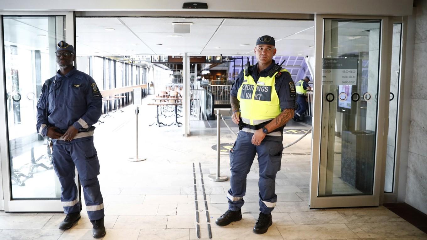 Allt fler ordningsvakter avlastar polisen. Bilden är från Stockholms Centralstation som under sommaren utrymdes efter bomblarm. Foto: Mickan Mörk/TT