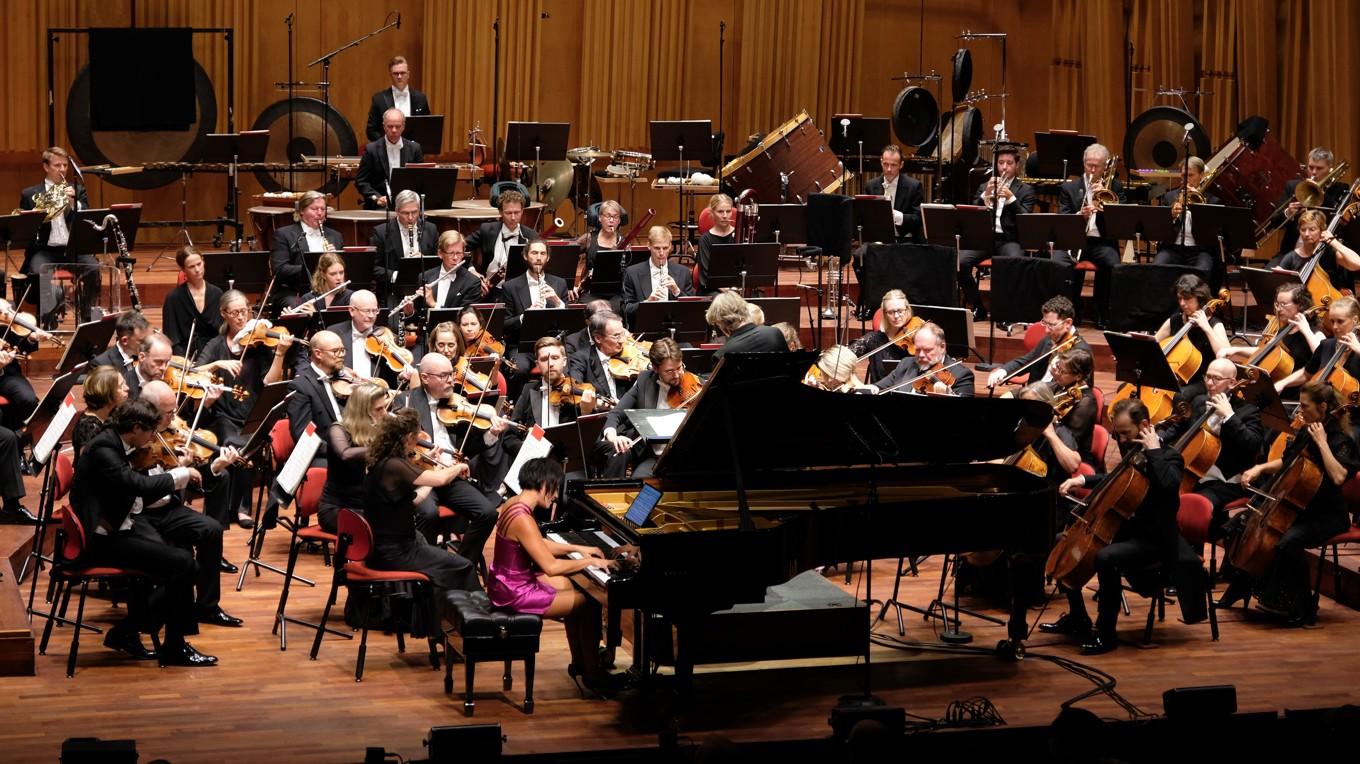 Solisten Yuja Wang framförde Stravinskij och Prokofjev med charm och bländande teknik i Berwaldhallen den 26 augusti.
Foto: Arne Hyckenberg