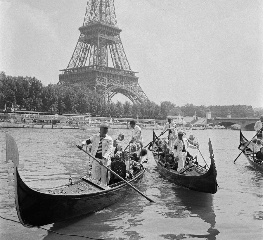 Venetianska gondoljärer ror på Seine i maj 1962. Armadan av gondoler ingår i en show under en båtutställning i staden. Foto: AFP via Getty Images