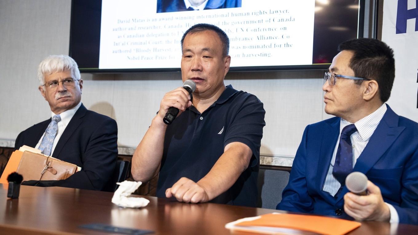 USA:s förre biträdande utrikesminister Robert Destro, organstöldsoffret Cheng Peiming och Charles Lee under         en presskonferens i Washington D.C. den 9 augusti. Foto: Madalina Vasiliu