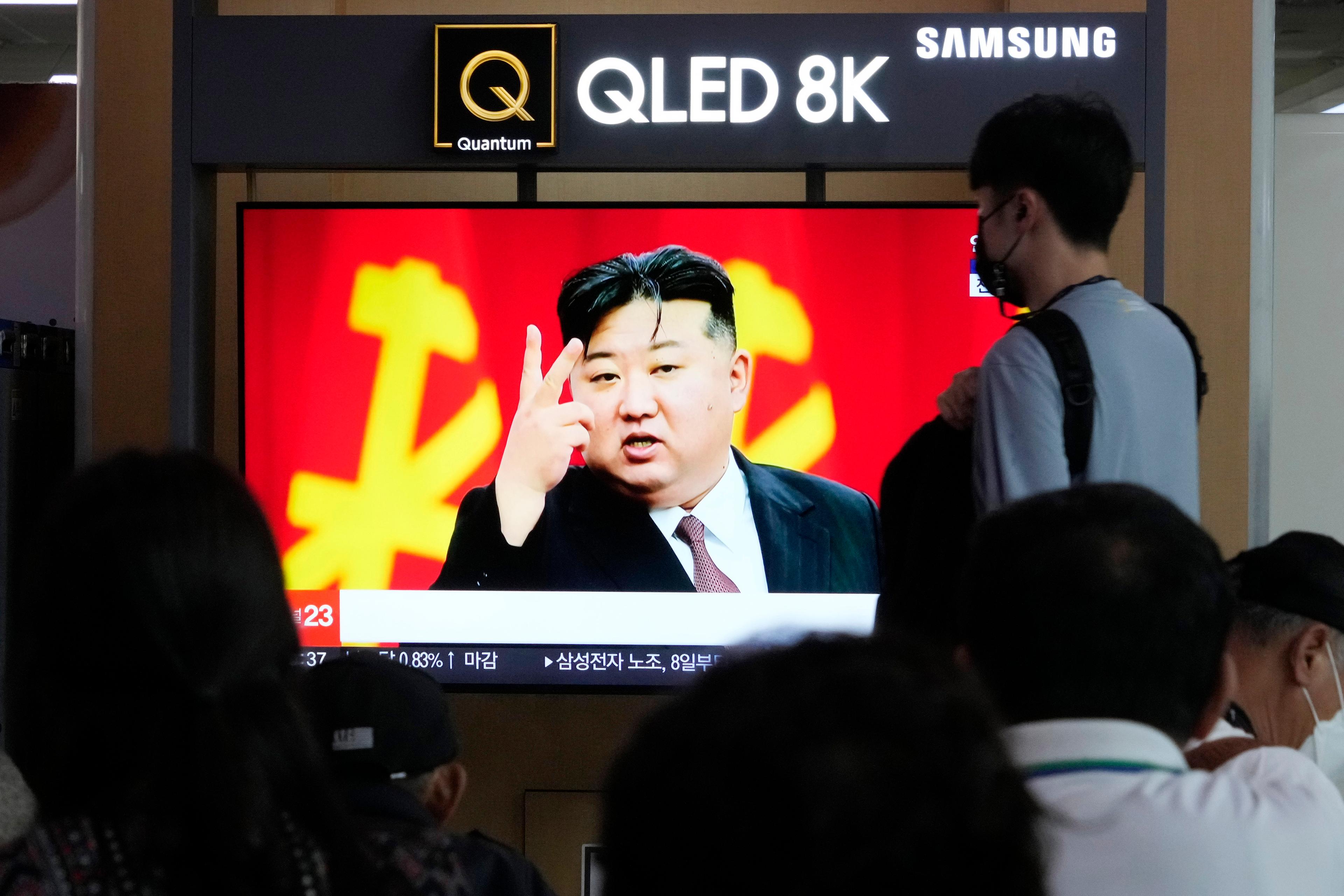 En tv-skärm i Sydkoreas huvudstad Seoul med Nordkoreas diktator Kim Jong-Un. Arkivbild. Foto: Ahn Young-joon/AP/TT