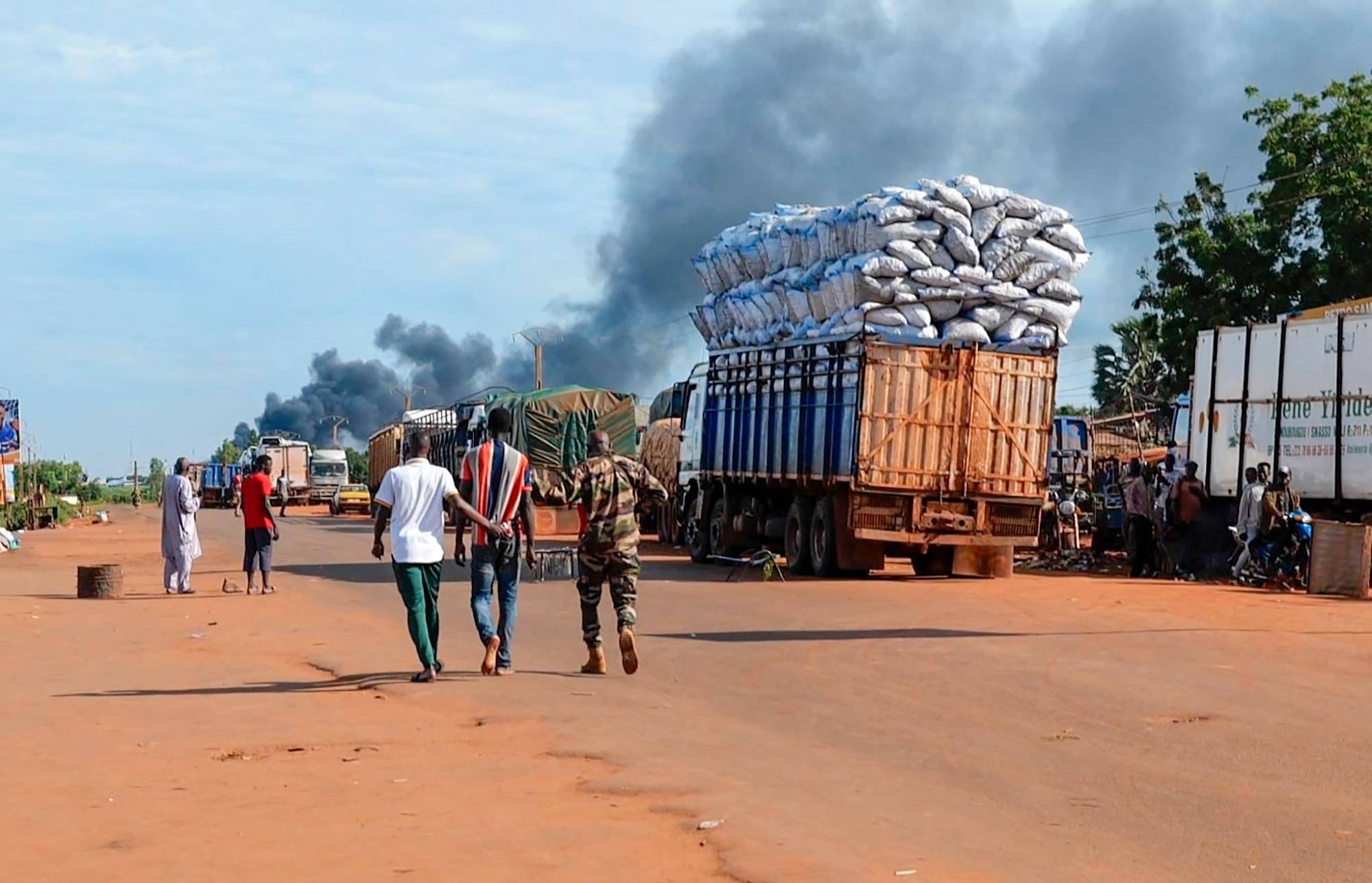 Bild från en videoinspelning från Bamako där en terrorattack skedde på tisdagsmorgonen. Foto: AP/TT