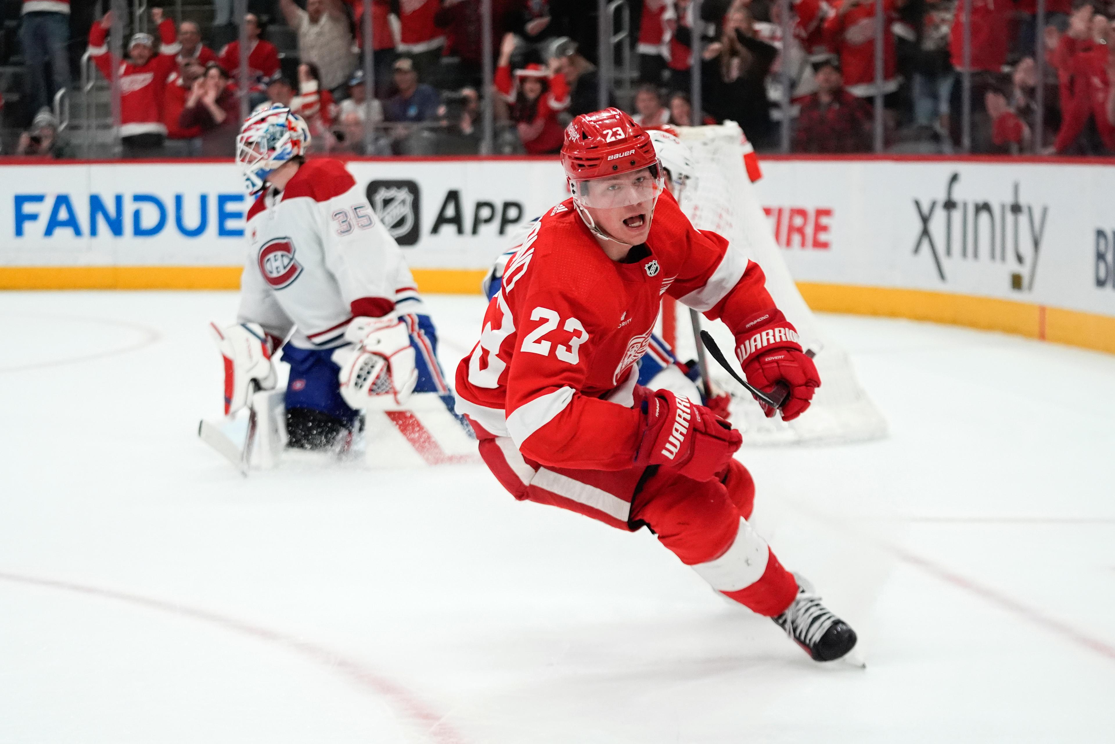 Svenske forwarden Lucas Raymond har skrivit på ett nytt åttaårskontrakt med Detroit Red Wings. Arkivbild. Foto: Paul Sancya/AP/TT