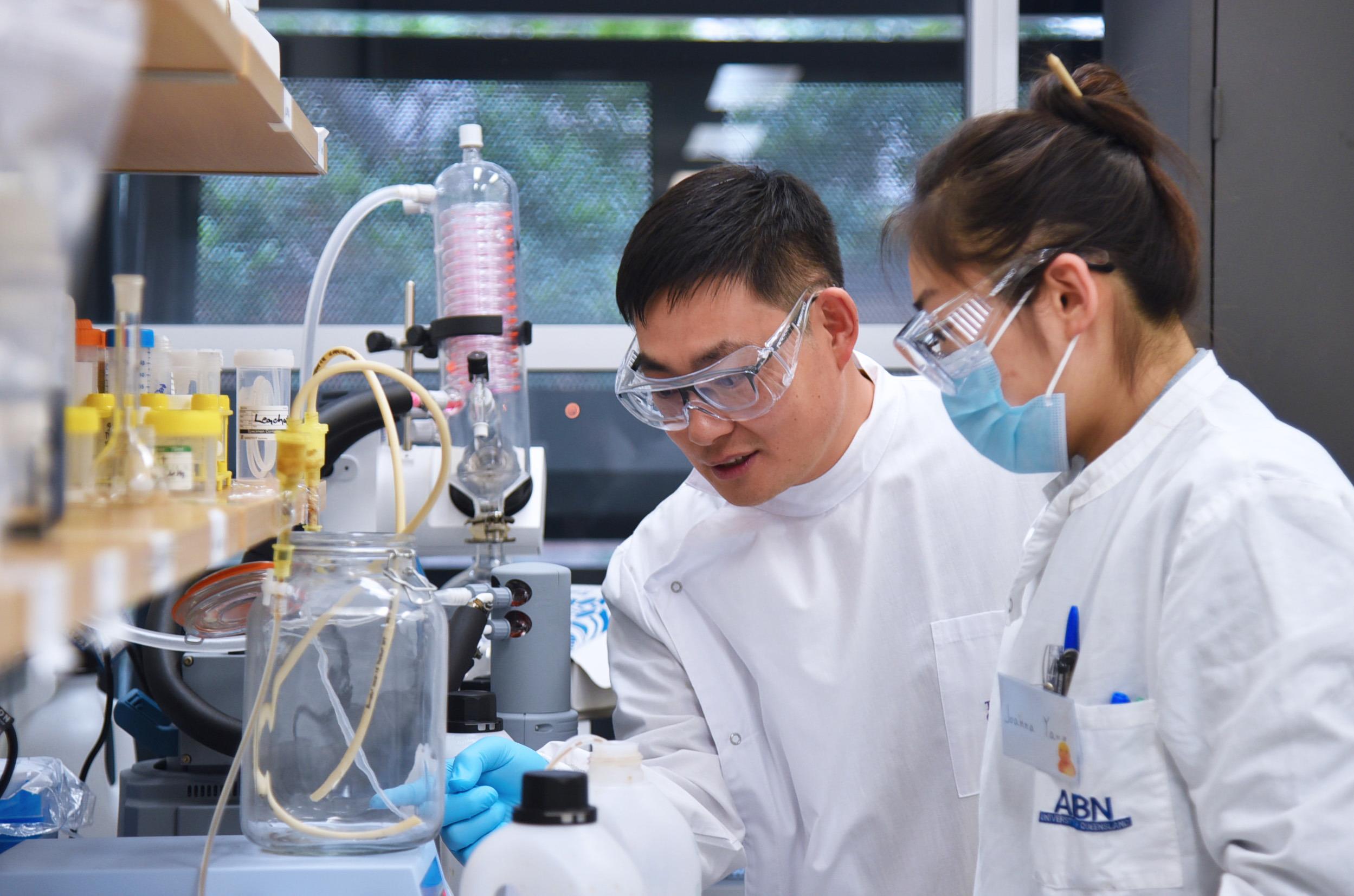 Cheng Zhang med en forskarkollega testar reningen i laboratoriemiljö. Nu ska den testas skarpt på ett vattenreningsverk i Brisbane. Pressbild. Foto: University of Queensland