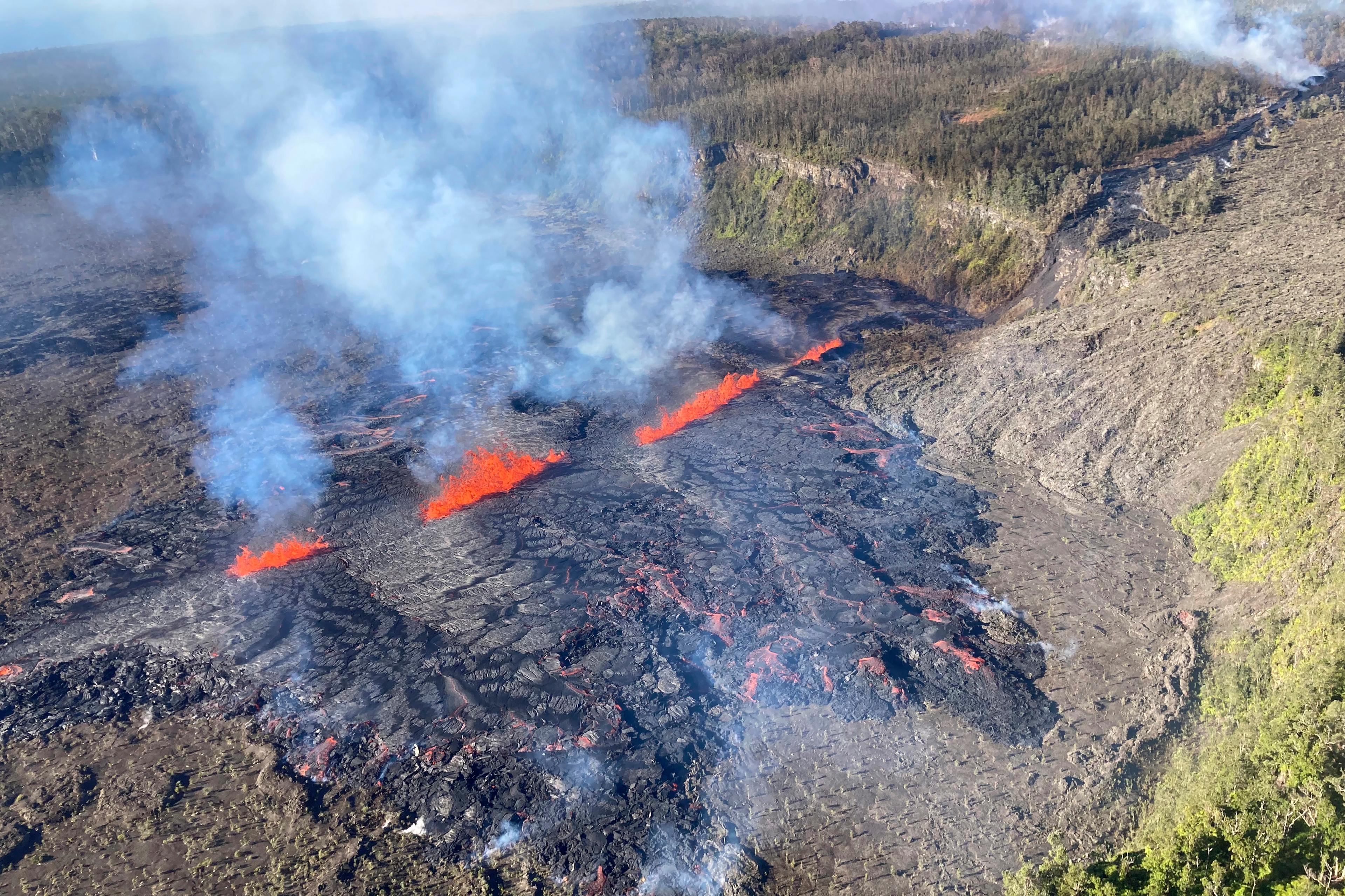 Helikopterbild över Kilaueas vulkanområde, taget av USA:s geologiska myndighet på tisdagen. Foto: A. Ellis/USGS via AP/TT