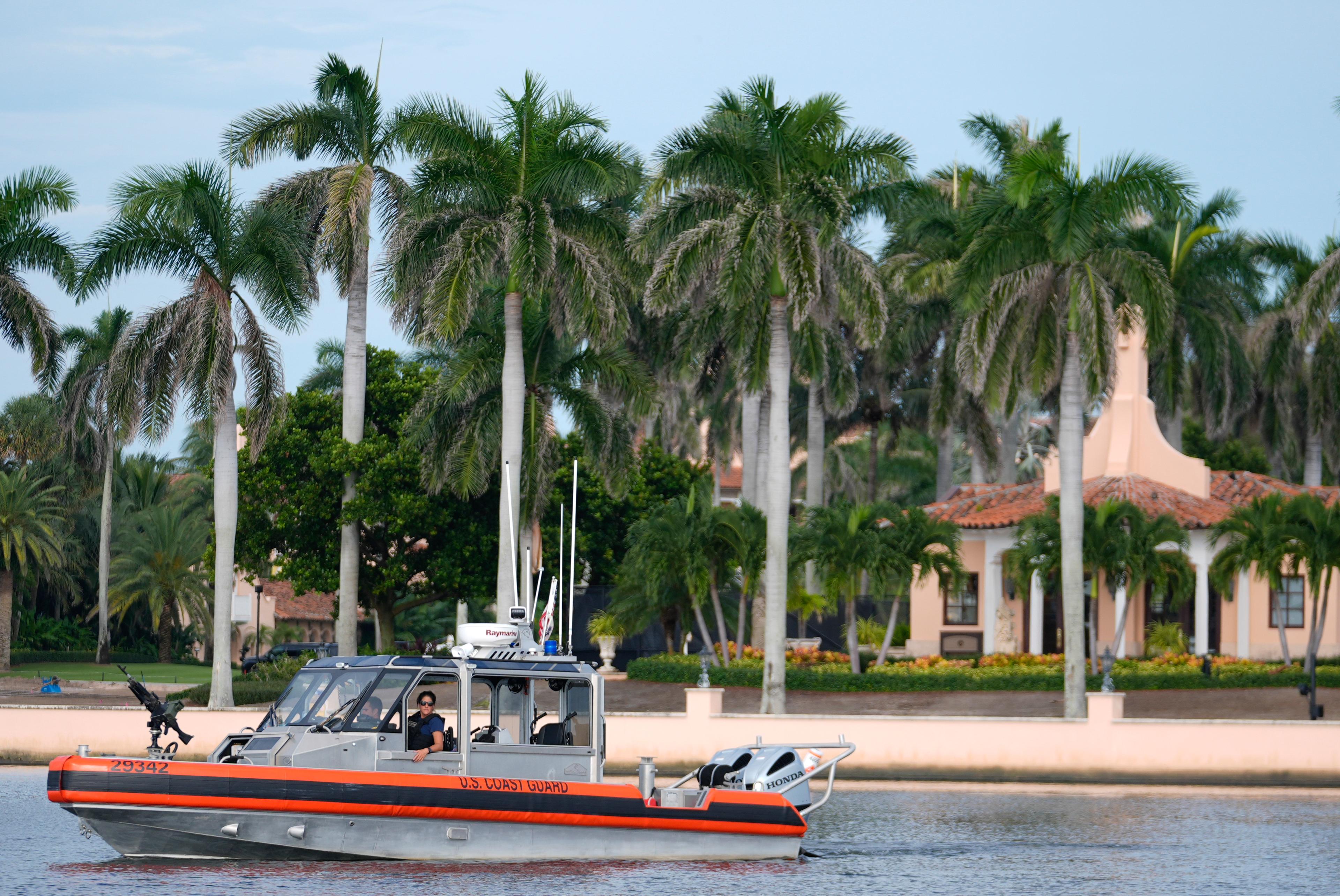 Kustbevakningen patrullerar framför Donald Trumps residens Mar-a-Lago på måndagen. Foto: Rebecca Blackwell/AP/TT