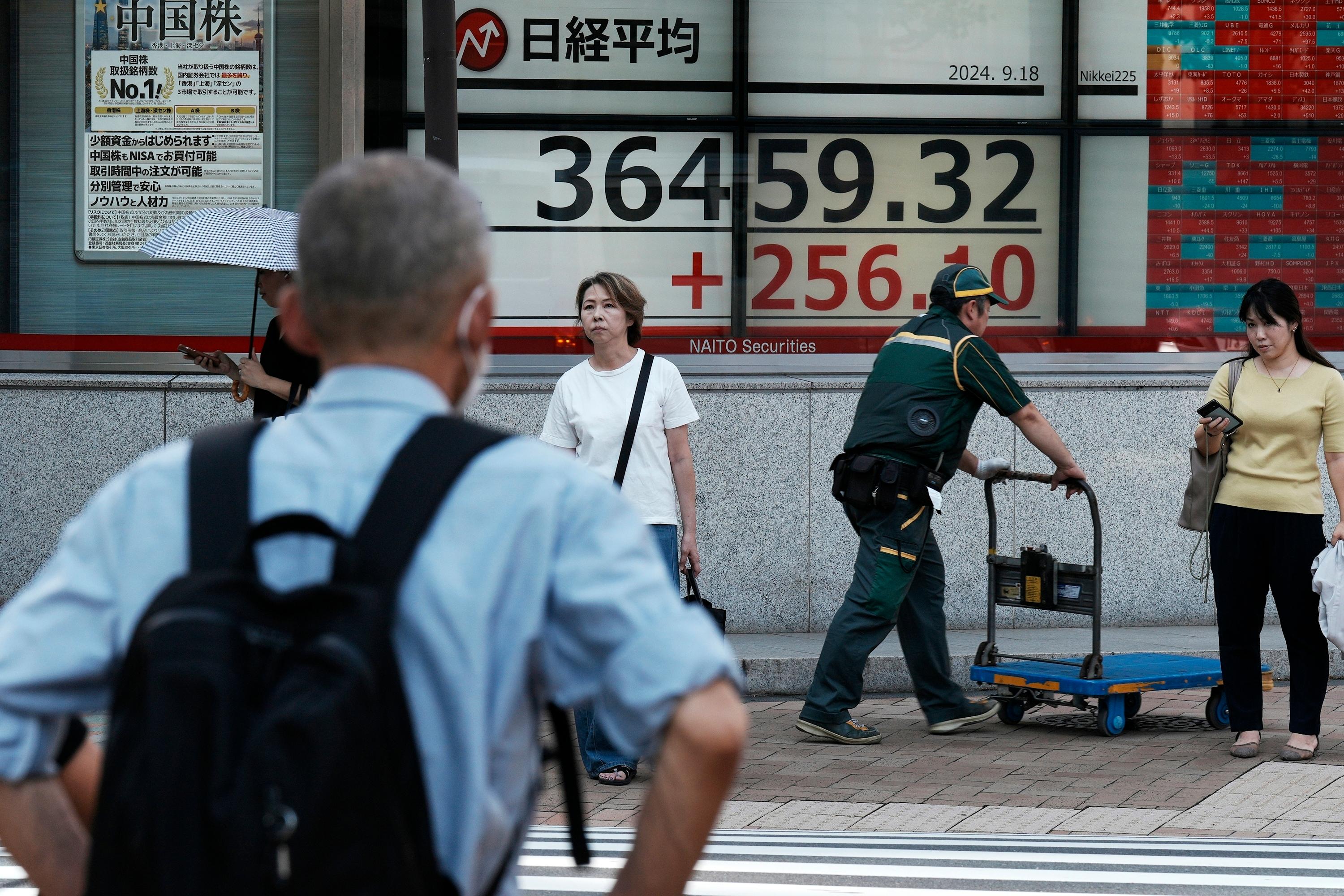 Relativt glatt på Tokyobörsen. Foto: Eugene Hoshiko/AP/TT