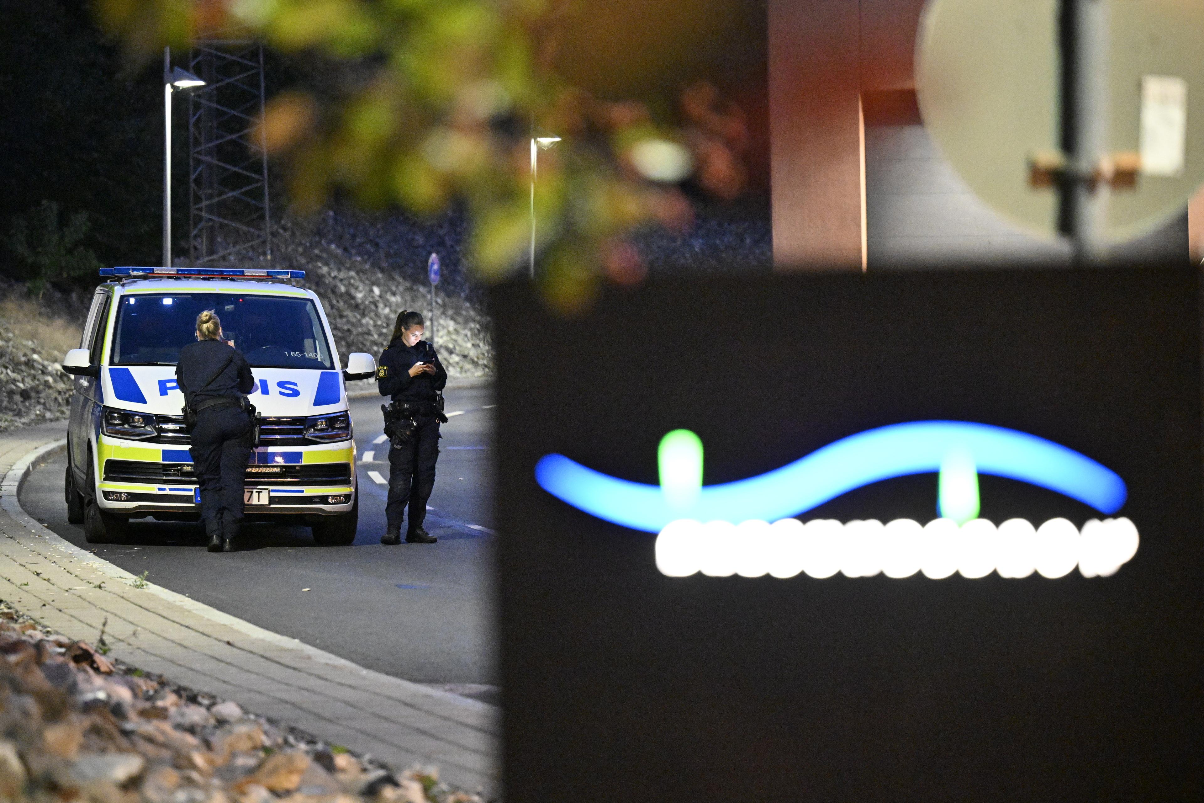 Polis och bombtekniker på plats vid Öresundsbron på onsdagen. Foto: Johan Nilsson/TT