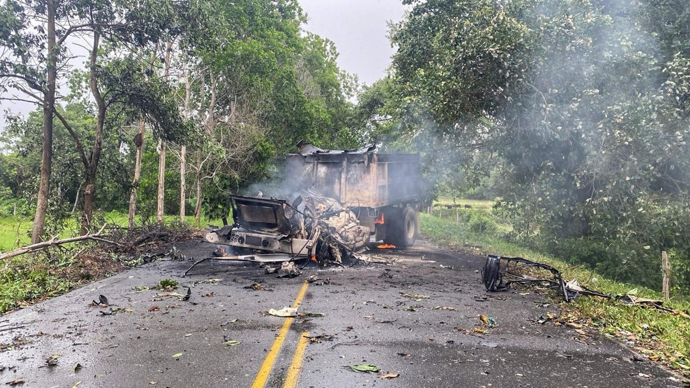 En lastbil som uppges ha använts i en attack mot en militärbas på tisdagen. Foto: Colombias armé via AFP/TT