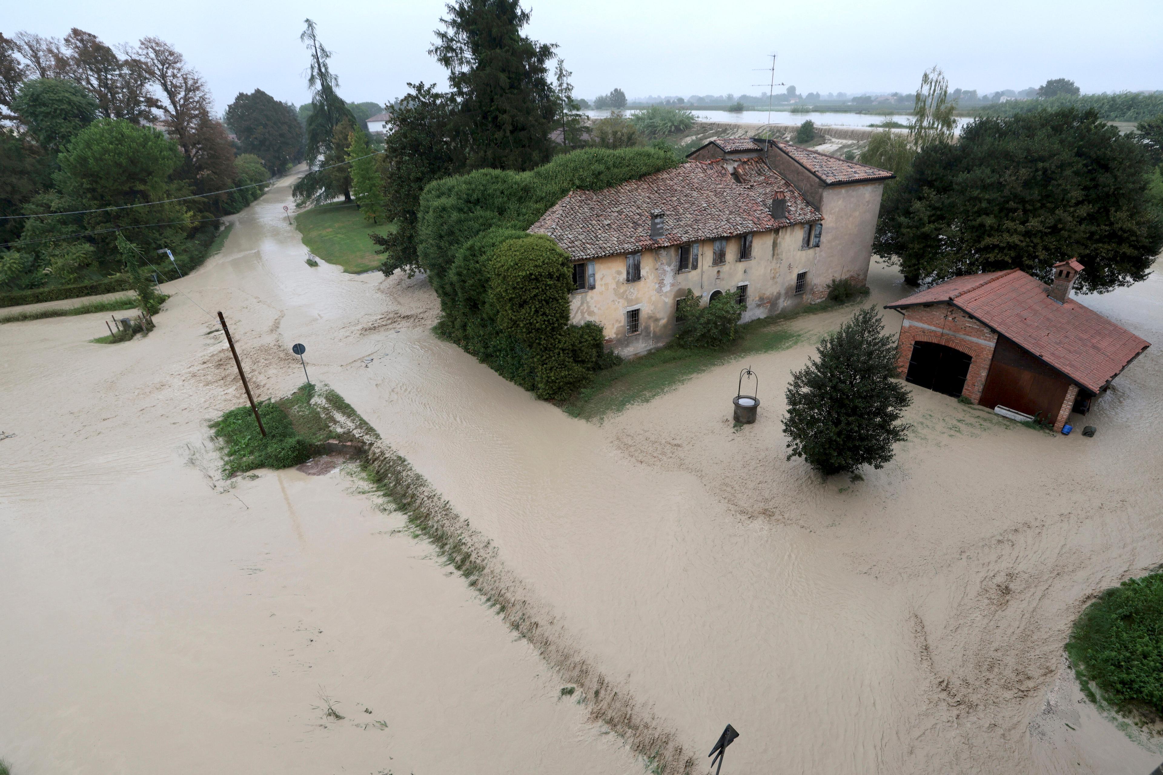 Vatten- och lermassor från den översvämmande floden Lamone nära Bagnacavallo i italienska Emilia-Romagna på torsdagen. Foto: Fabrizio Zani/LaPresse via AP/TT