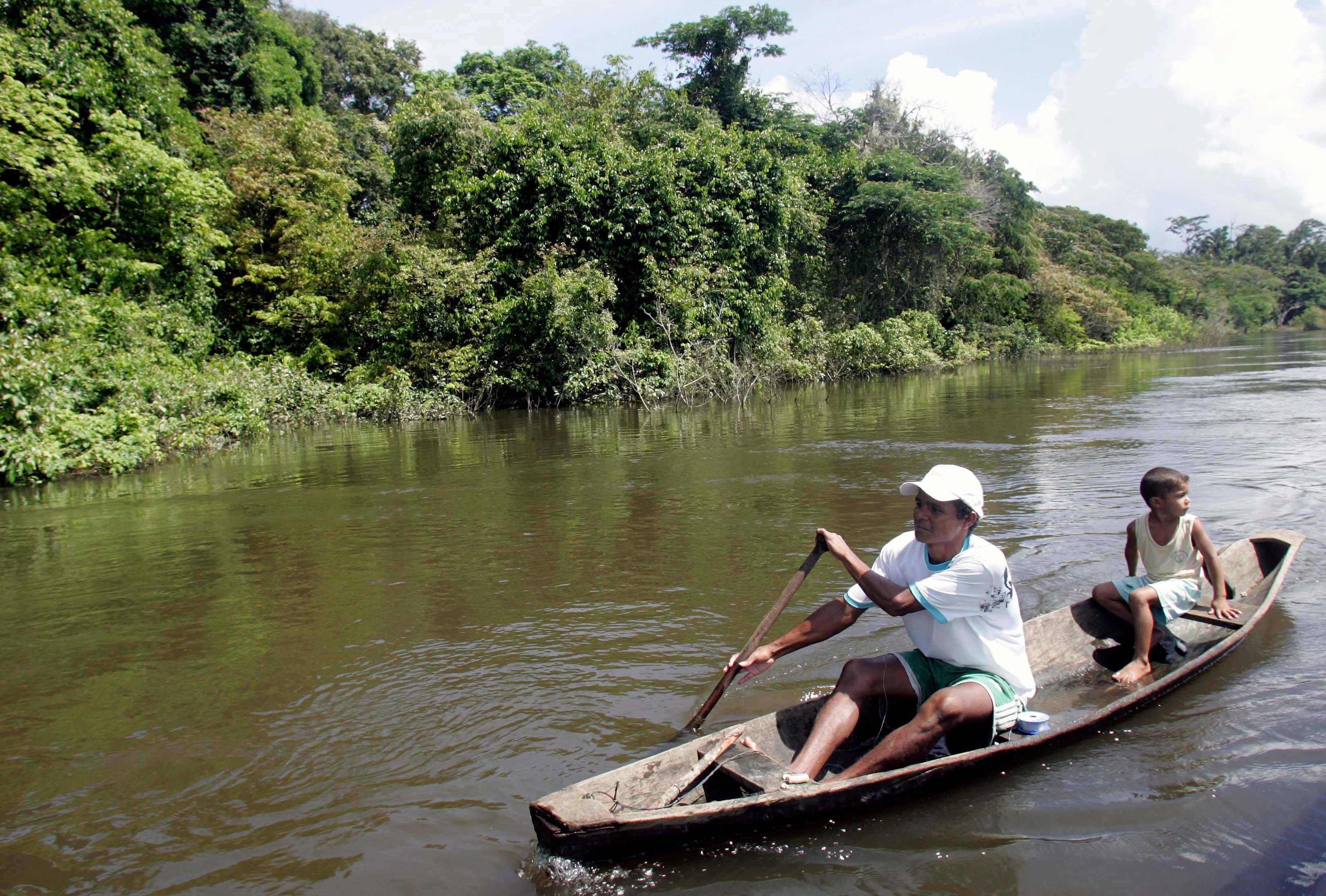 Fiskare paddlar fram på Xingu-floden i Brasilien. Arkivfoto. Foto: Andre Penner/AP/TT