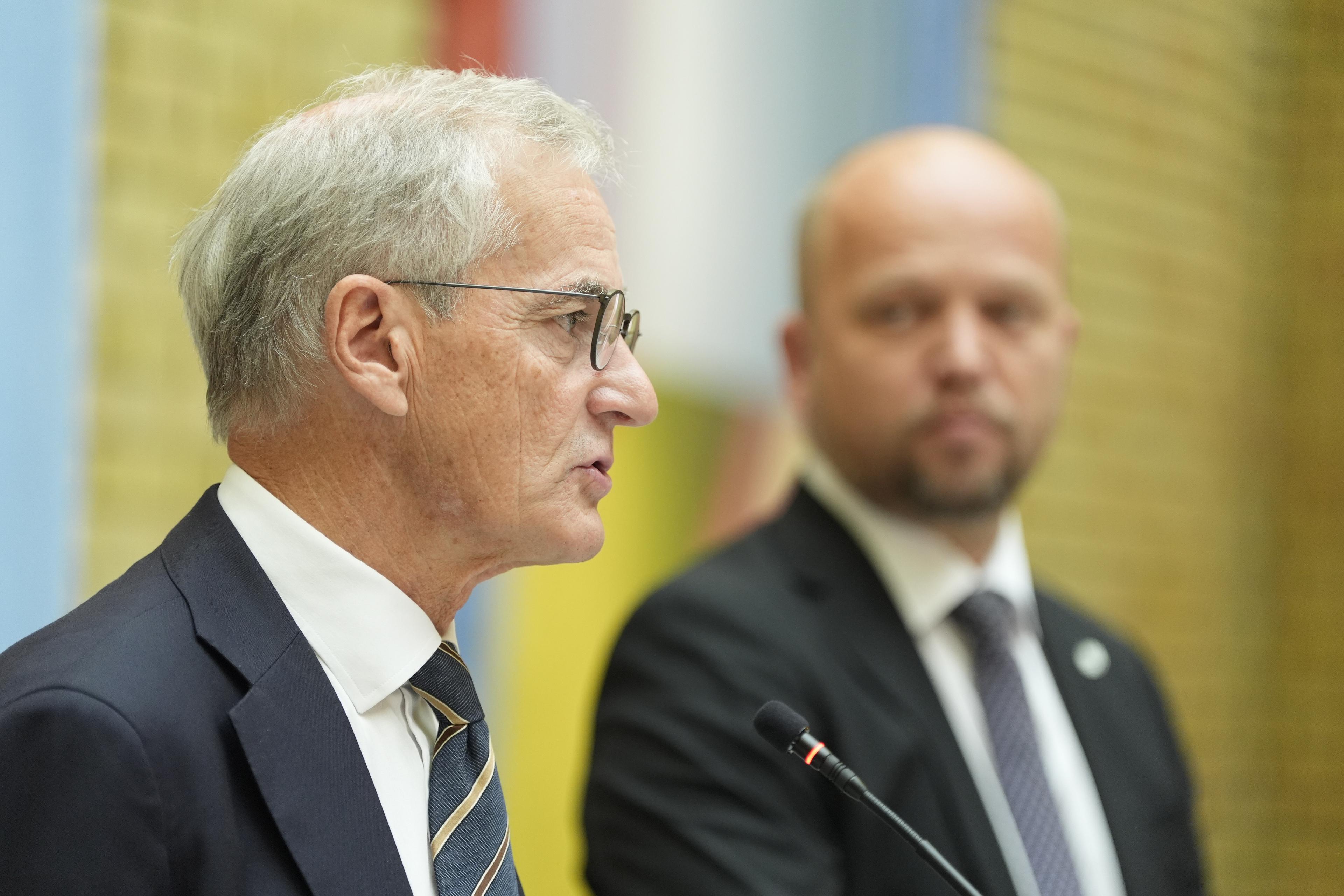 Statsminister Jonas Gahr Støre och finansminister Trygve Slagsvold Vedum (Sp) vid en presskonferens på fredagen. Foto: Terje Pedersen/AP/TT