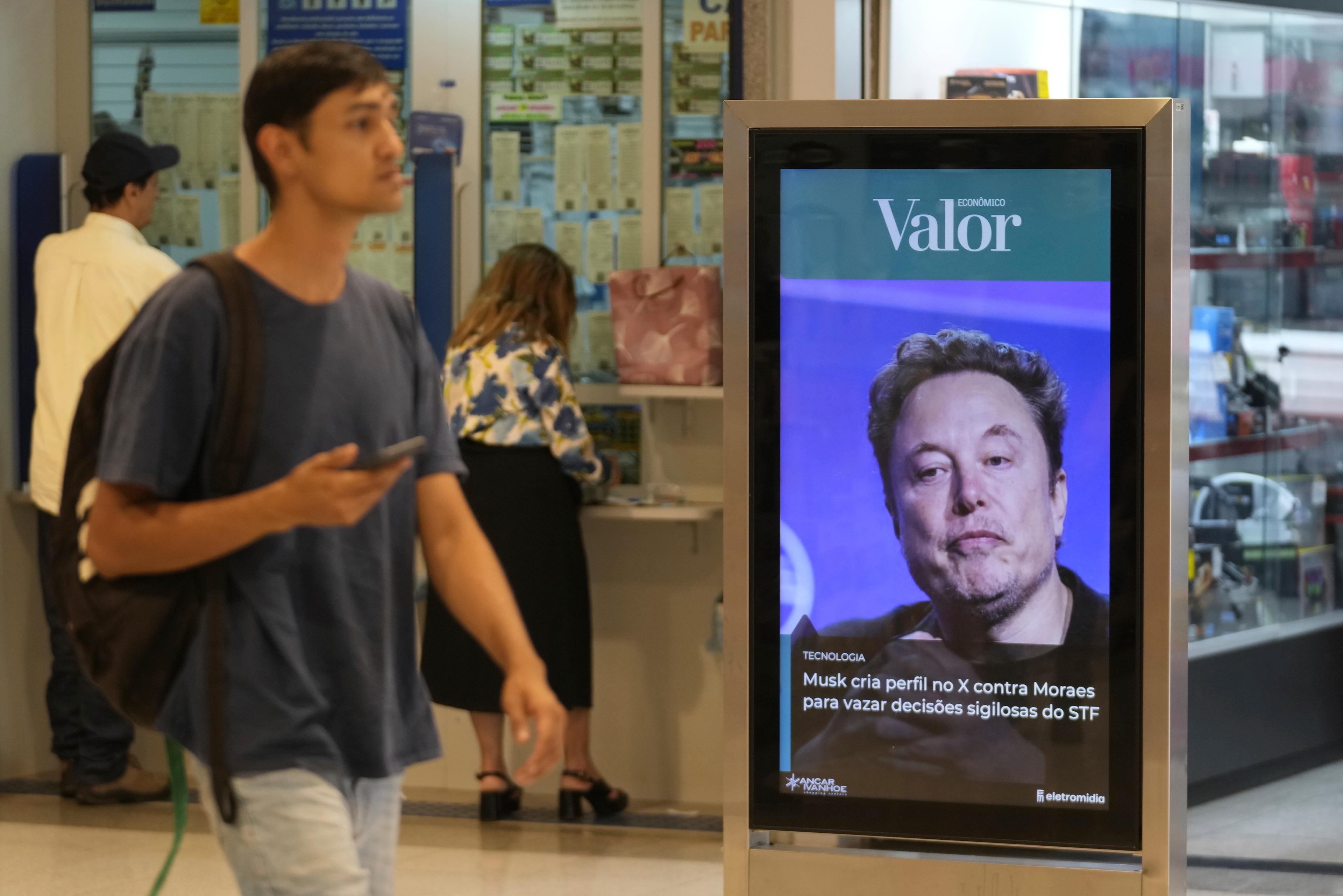 På bilden ses X-ägaren Elon Musk som nu väljer att lägga sig platt inför Brasiliens krav. Arkivbild. Foto: Eraldo Peres/AP/TT