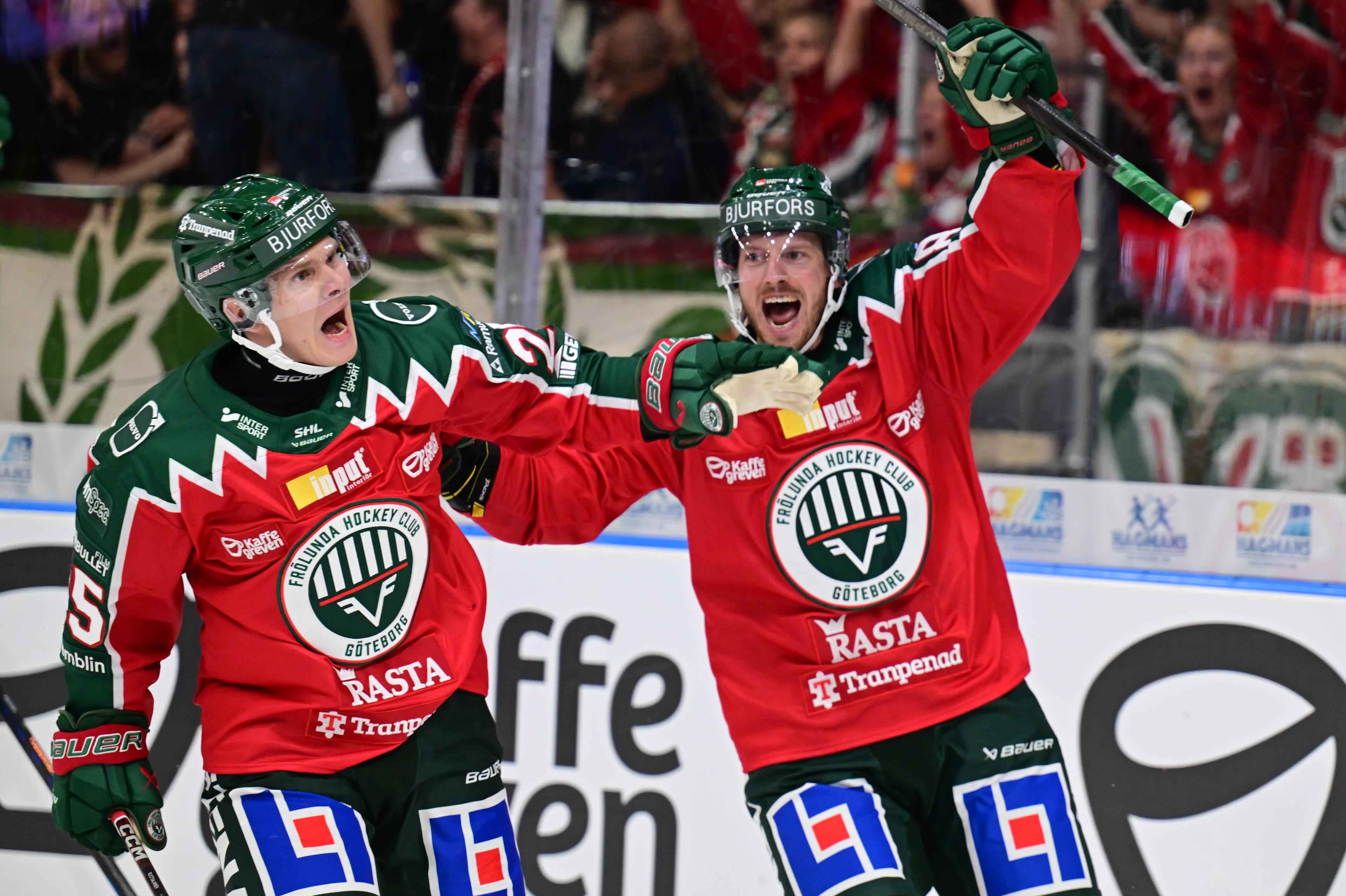 Frölundas nyförvärv Arttu Ruotsalainen (vänster) inledde målskyttet för Frölunda. Foto: Björn Larsson Rosvall/TT