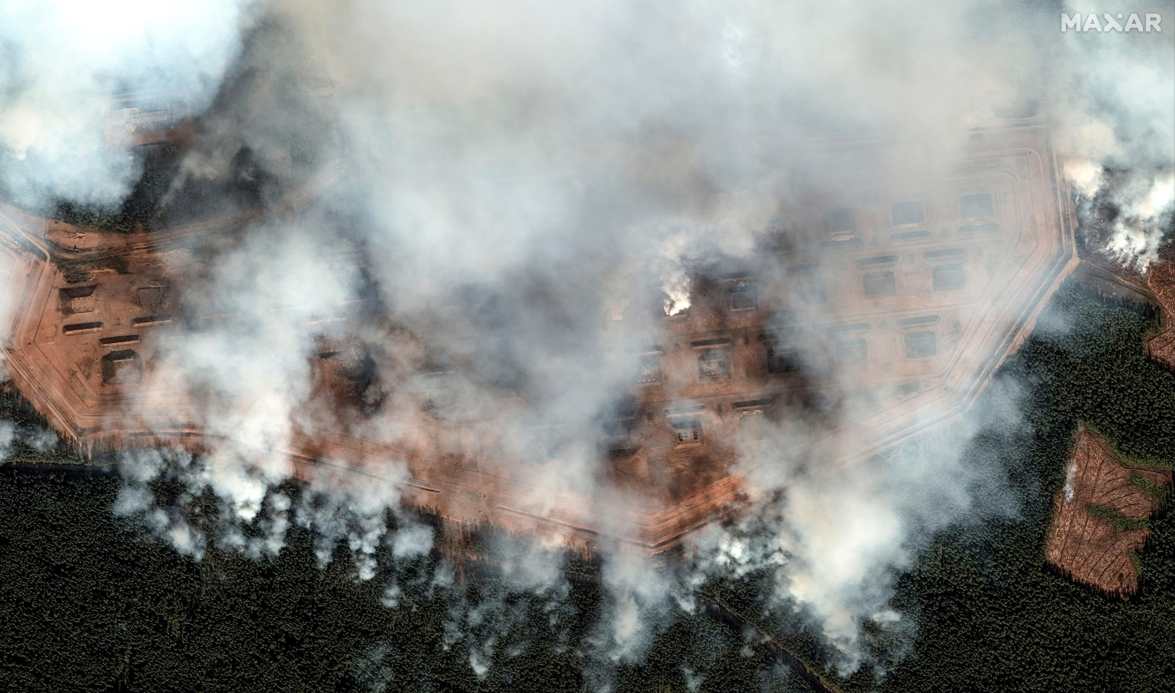 Satellitbilden, tagen på onsdagen, visar vapendepån i Toropets efter den ukrainska drönarattacken tidigare i veckan. Foto: Maxar/AP/TT