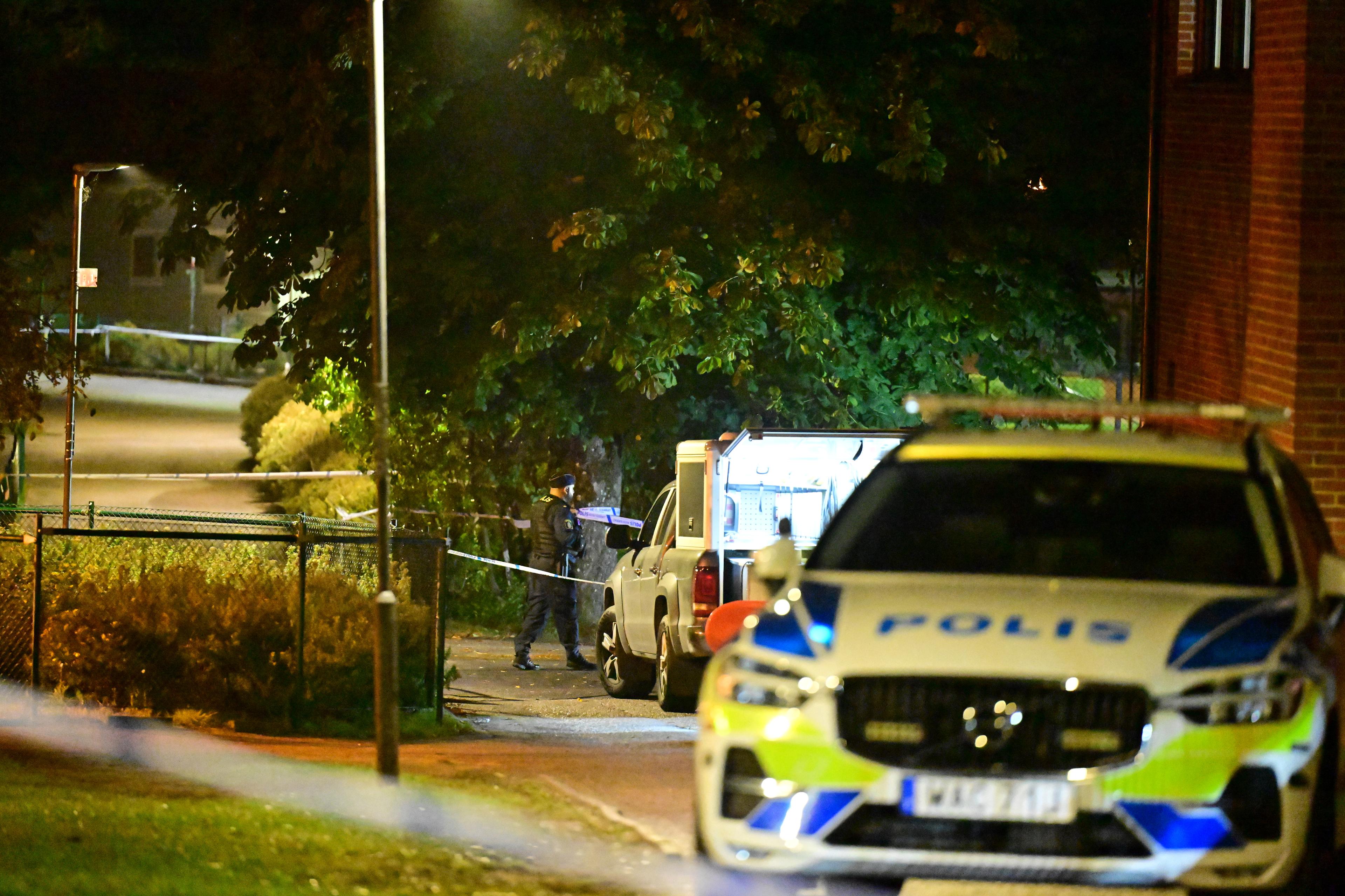 Polisen arbetar på platsen i Uddevalla där en man i 30-årsåldern hittades skjuten till döds på lördagskvällen. Foto: Björn Larsson Rosvall/TT